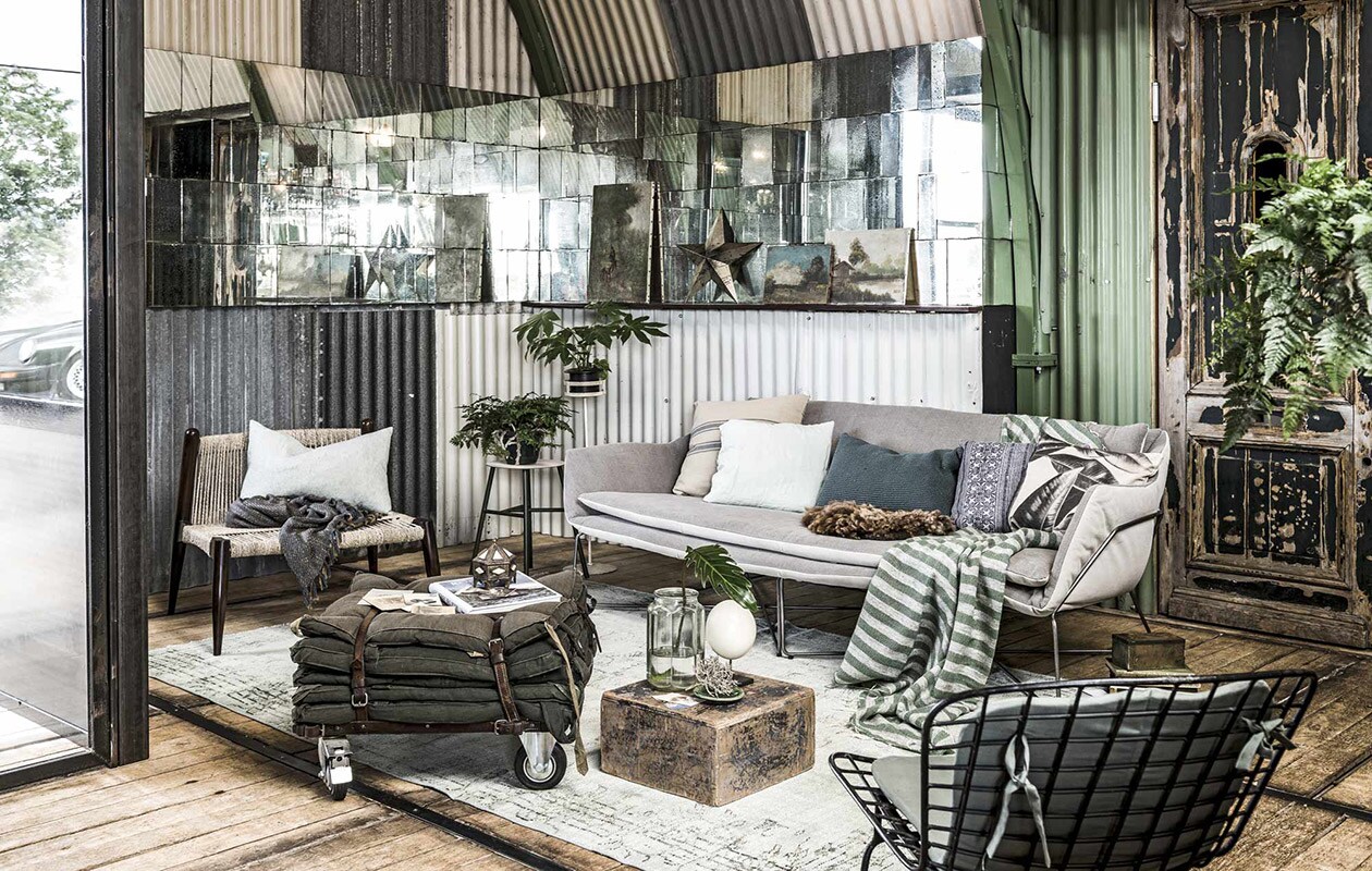 Vloerkleed, 275×184 cm (). Gevlochten stoel Wrap van Madam Stoltz, mint kussen van By Mölle, 40×60 cm, kruk van House Doctor, 48×35 (hxØ), beige bank Anselm van Pomax, 208x98x75 cm (lxbxh) (). Oude portretkaarten (). Boek Rock the shack (). Roomwitte standaard (). Oude schilderijtjes vanaf, bruine schapenvacht, glazen vaas, houten doos (). Ster (). Beige gestreept kussen, 50×50 cm, kussen met print, 50×50 cm, zwart-wit kussen, 50×50 cm, gestreepte plaid, 130×170 cm (). Mint kussen, 50×50 cm, groen kussen (). Struisvogelei (). Blauw plaid en oud doosje privébezit, poef op wielen, groen bordje en zwarte metalen stoel privébezit Hangar Amsterdam.,