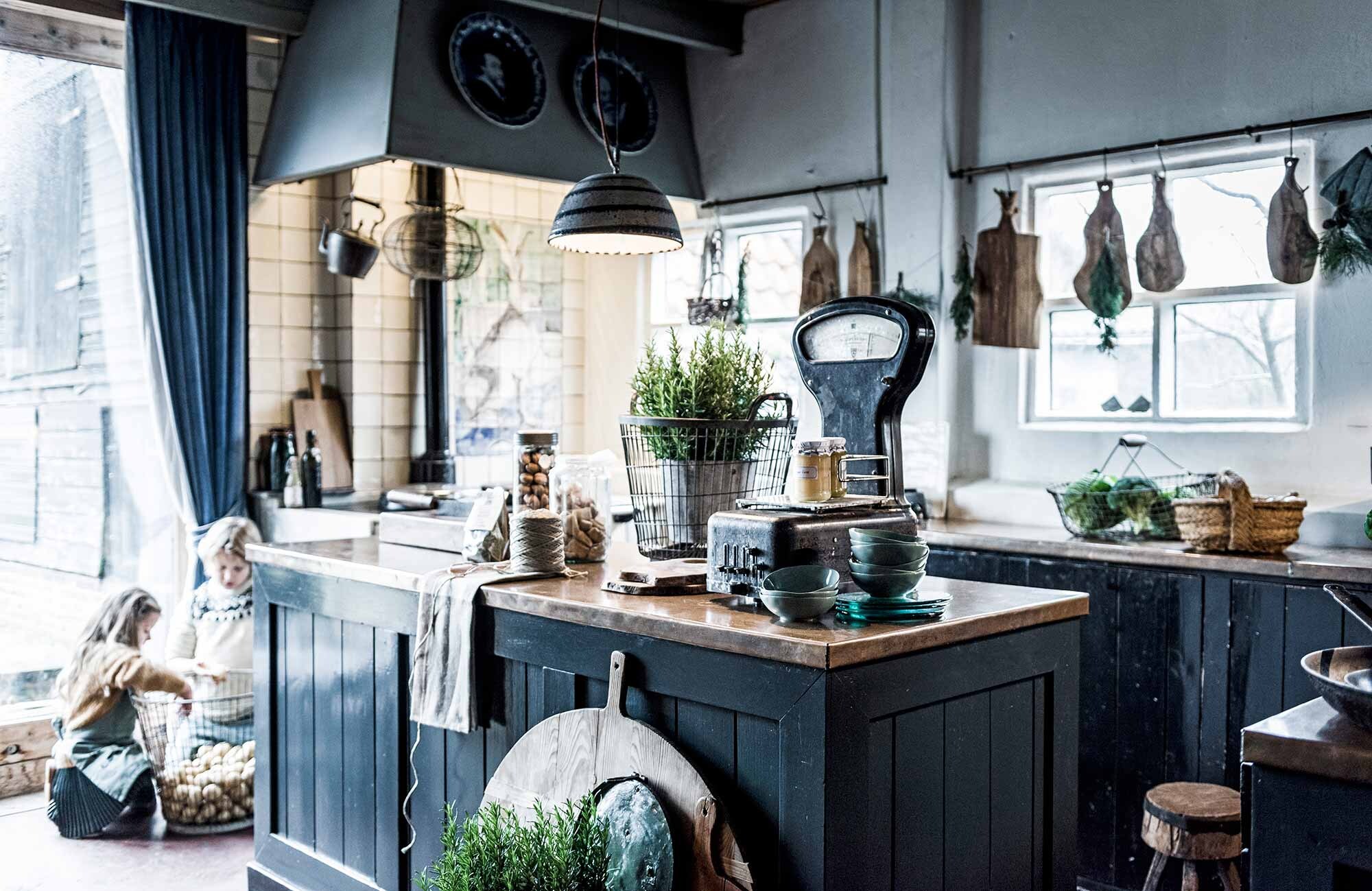 Ovale stalen mand prijs op aanvraag (). Stalen mand, snijblok, broodplanken (). Zwarte weegschaal (). Theedoek (). Groene schaaltjes, groene borden van glas, meel voor pasta, jam (). Bruine mand voor eitjes, glazen pot met walnoten (). Klein hakblok, koekjespot (). Groen schort (). Gele trui, groene jurk, gebreide trui met print (). Theepot (kringloopwinkel). Overig privébezit.,