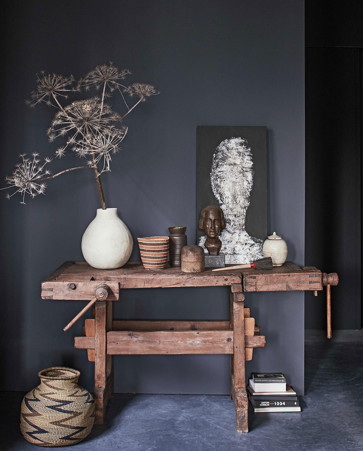 Oude werkbank, hoeden-mal (). Grote vaas van Imperfettolab, vaas met deksel Han Dynasty, schilderij van Mart Visser (). Rieten mand Buhera Gourd Zimbabwe, mand Kenya (). Beeld Componist, bruine vintage vaas (). Kwast (). Boeken privébezit.