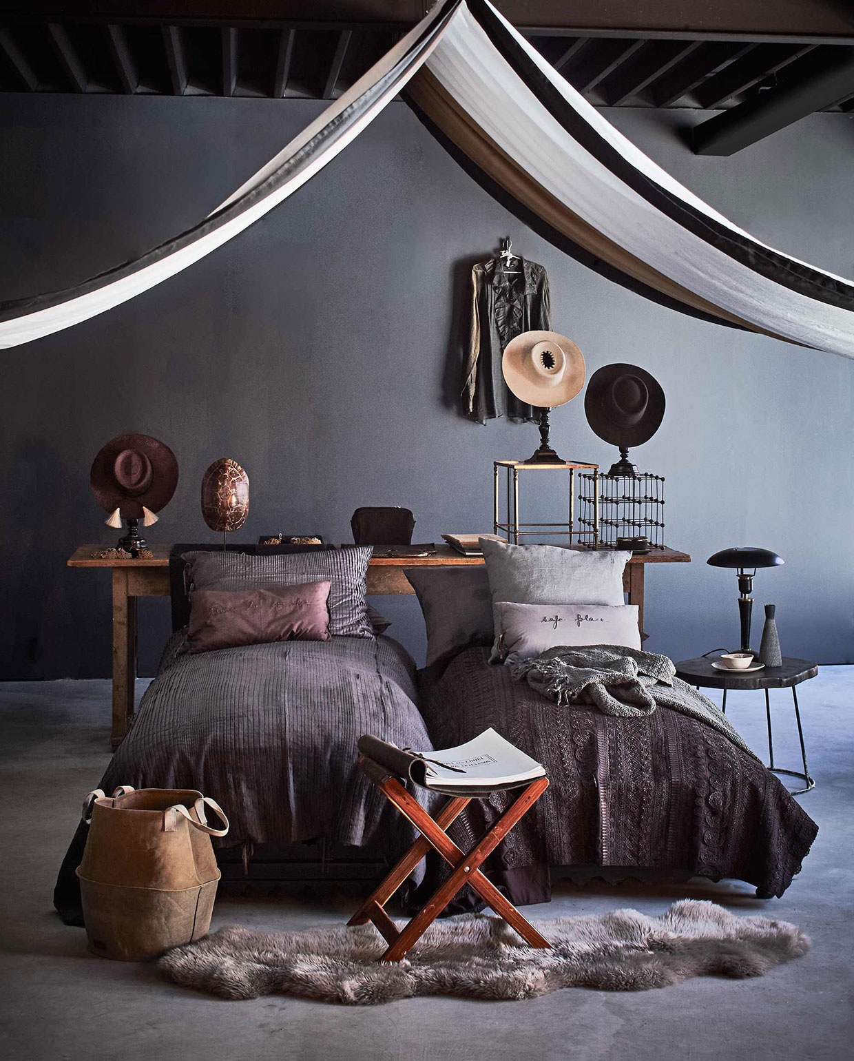 Dekbedovertrek Bandit Queen, tuniek Bandit Queen, kussenhoezen Bandit Queen, antieke tafel prijs op aanvraag, safari-krukje, stoffen hemel op maat gemaakt, hoeden per stuk, bijzettafel (). Tafellamp, vaasje (). Metalen kubus, schildpad (). Schapenvacht (). Grijze linnen plaid, canvas mand (). Overig privébezit.