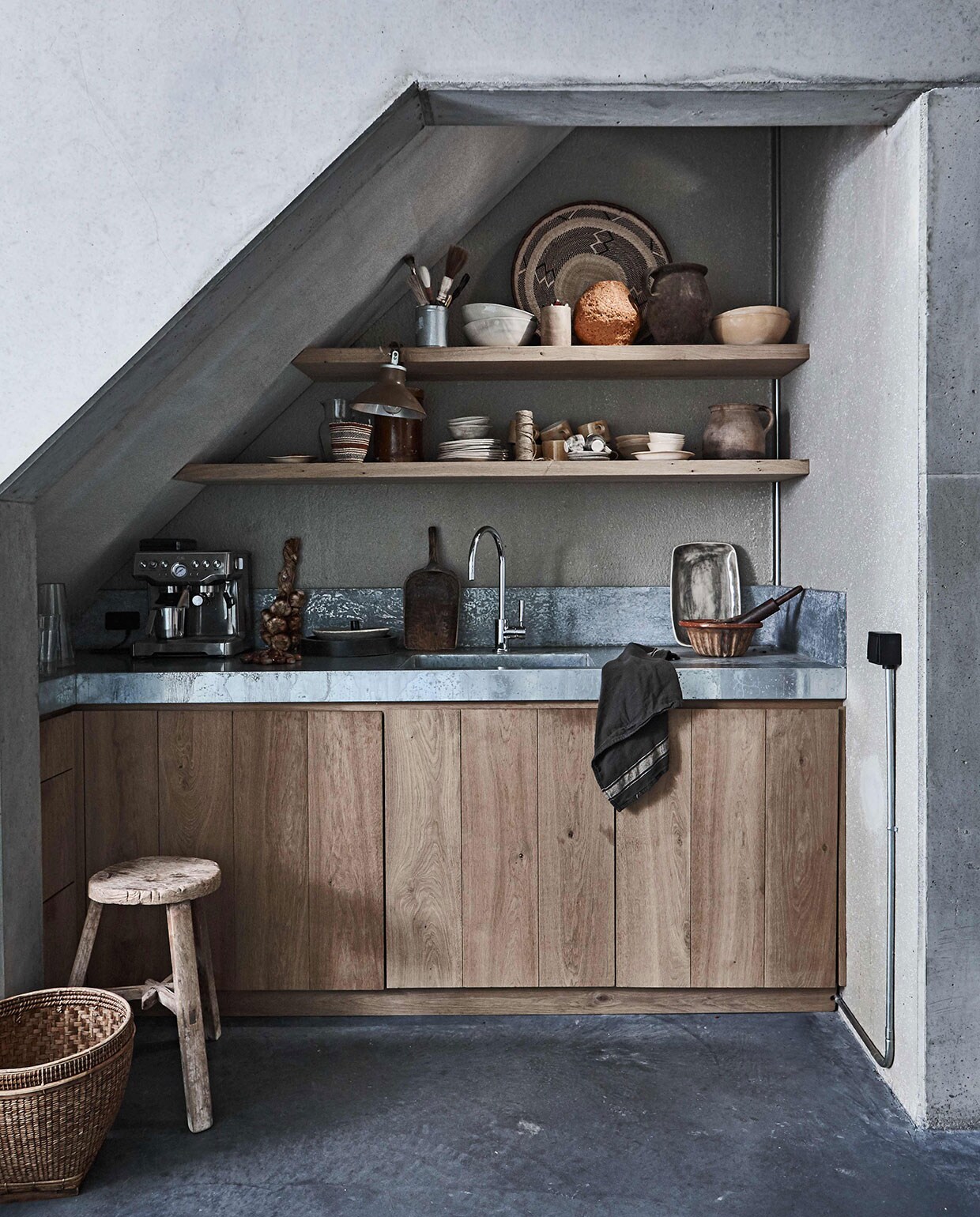 Servies van Wonki Ware, houten krukje uit Azië, rieten mand op grond, aardewerken potten, keuken (). Schaal Binga op bovenste plank, kleine gestreepte mand Kenya, vintage houten schep (). Knijplamp, kwasten (). Tulband bakvorm van aardewerk (). Deegroller (). Theedoek Vardagen (). Overig privébezit.