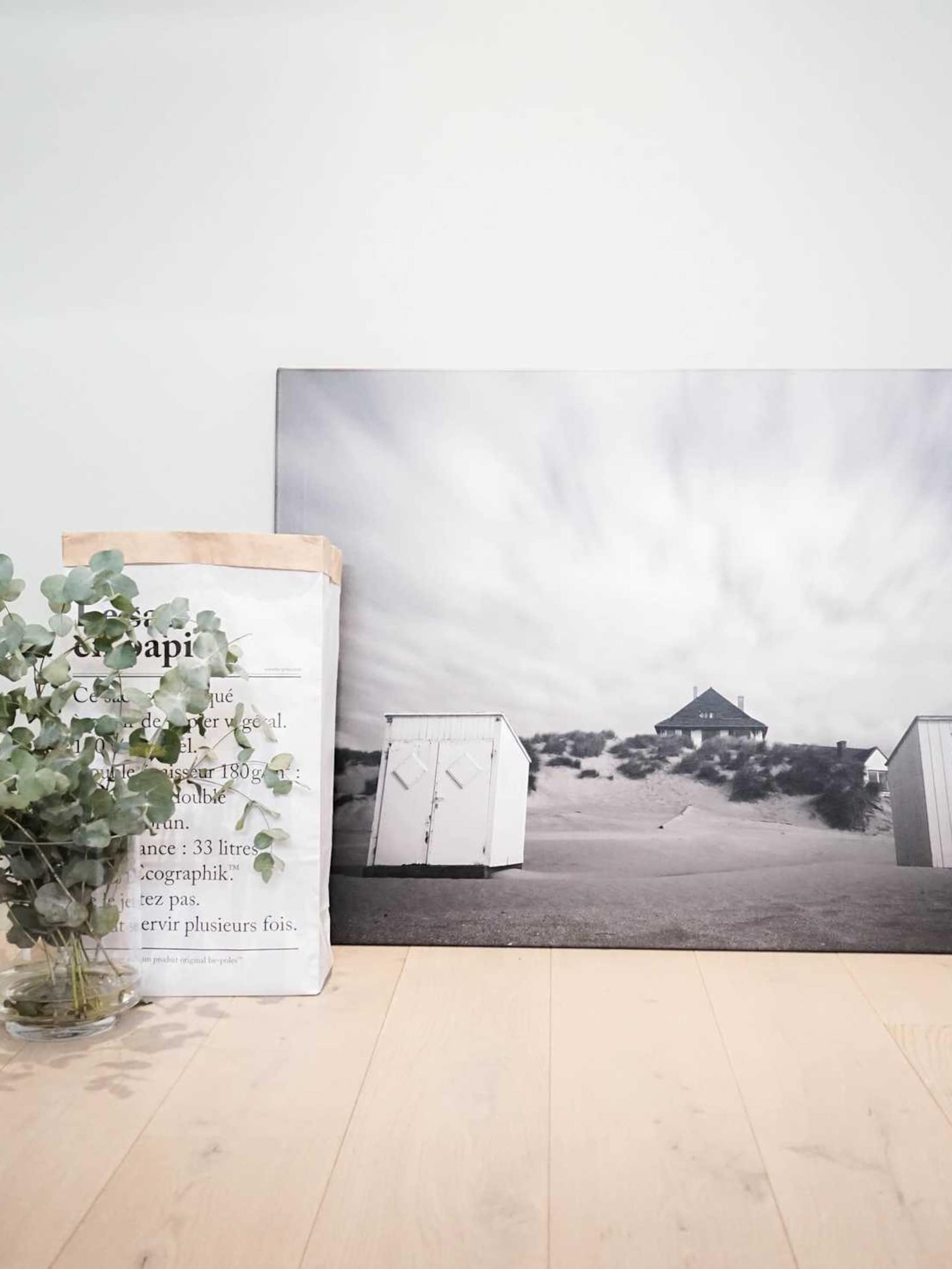 een persoonlijk interieur met kustfotografie