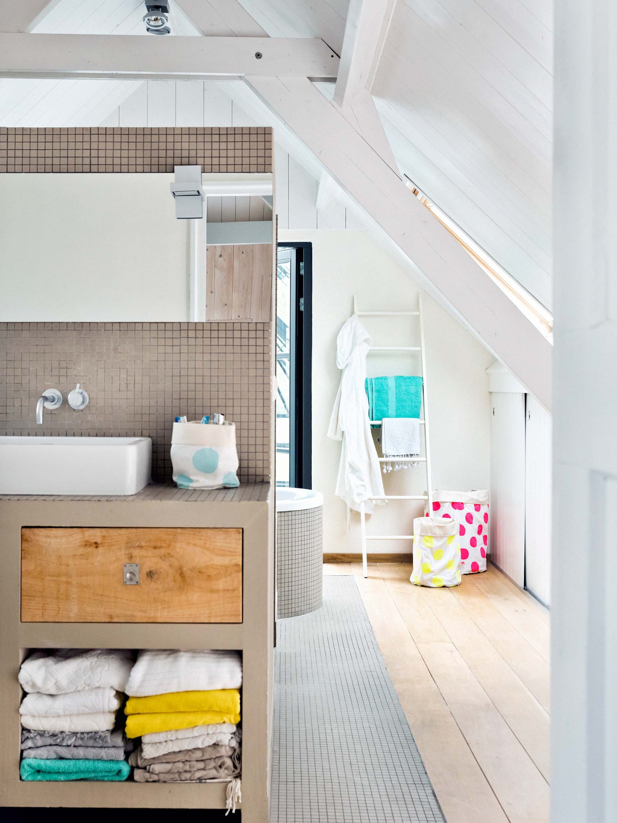 een badkamer op zolder