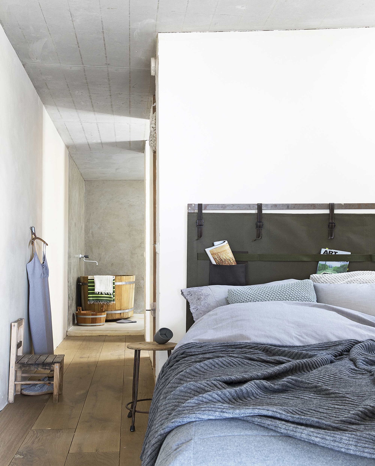 Dekbedovertrek van percal (fijn katoen), inclusief 2 kussenslopen met kantafwerking, nachthemd, wekker Norm Tumbler van Menu (Bed Habits). Voetensprei Lloyd Graphite van linnen en flanel, gebreide sprei van mohair (Mrs. Me). Gebreide kussens per stuk (Raw Materials). Bedachterwand van legerdoek met lussen en insteekzakken (Combitex). Schoenen van Humanoid (Sukha Amsterdam). Overig privébezit.