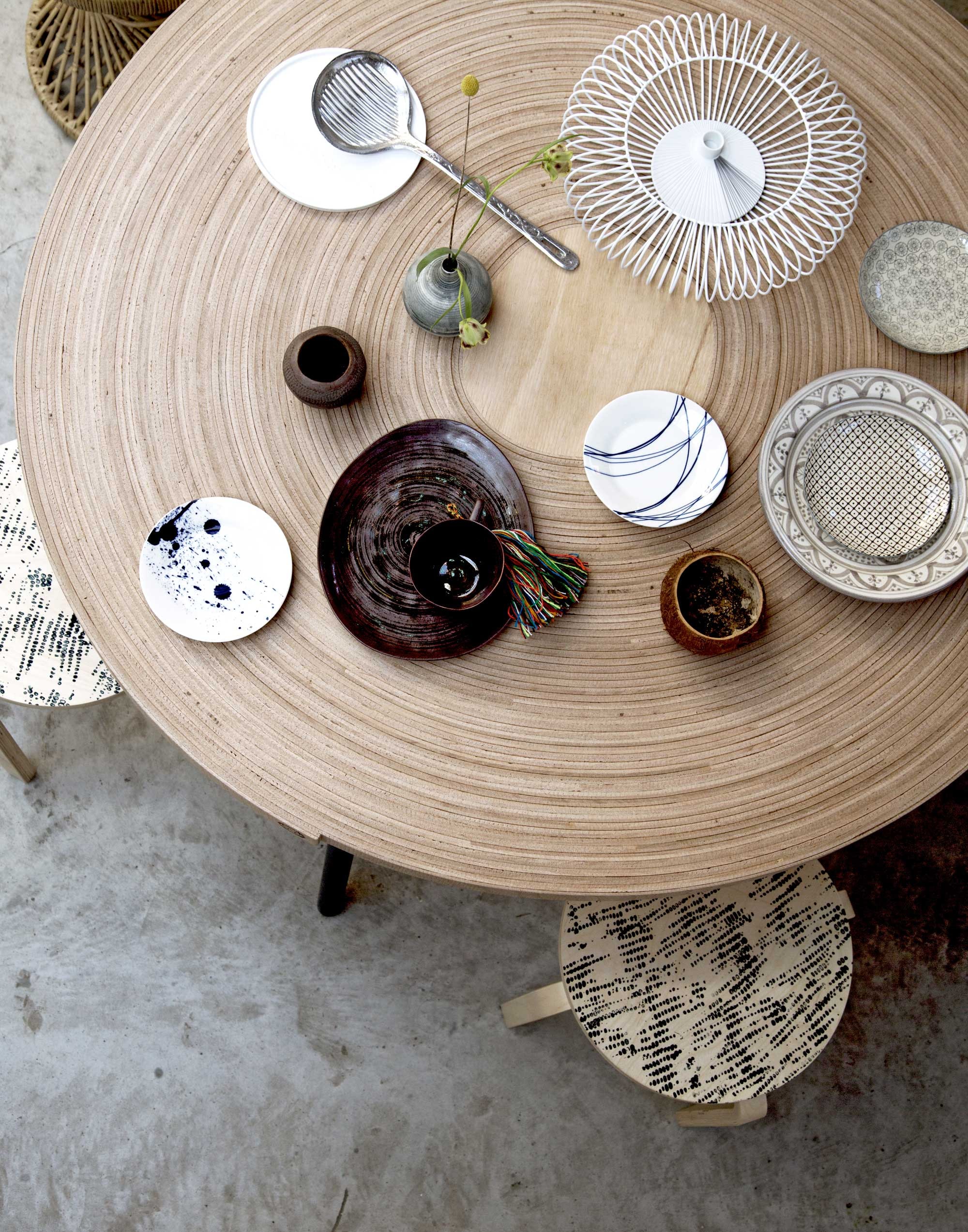 Klein rotan krukje (). Tafel van Erwin Zwiers (). Wit bordje van Onshus, draadmand van Serax, kaarsenstandaard van Räder, bordje met blauwe spatten van Royal Doulton, bordje met blauwe strepen van Royal Doulton (). ,  (Household Hardware). Bordje met bloemen, bordje met bruin motief (). Gestreept vaasje (). Handgemaakt ,  (Storebror). Schaaltje van kokosnoot (). Overig privébezit.,