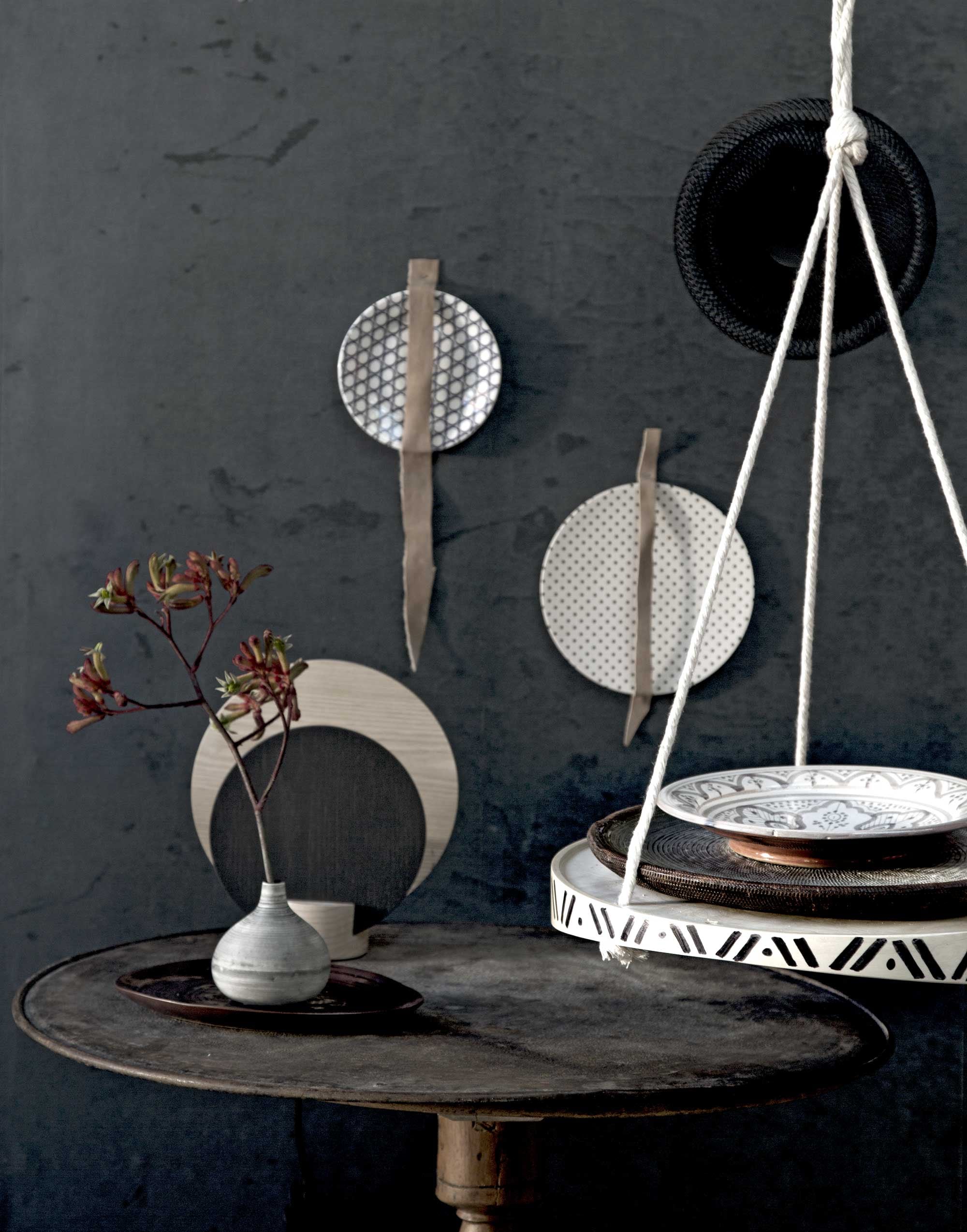 Blauw bordje met cirkel van Royal Doulton, bamboe bord met stippen van Bloomingville, blauw-bruine schaal van Casa Vivante ().  (Fest Amsterdam).  (Household Hardware). Gestreept vaasje (). Overig privébezit.