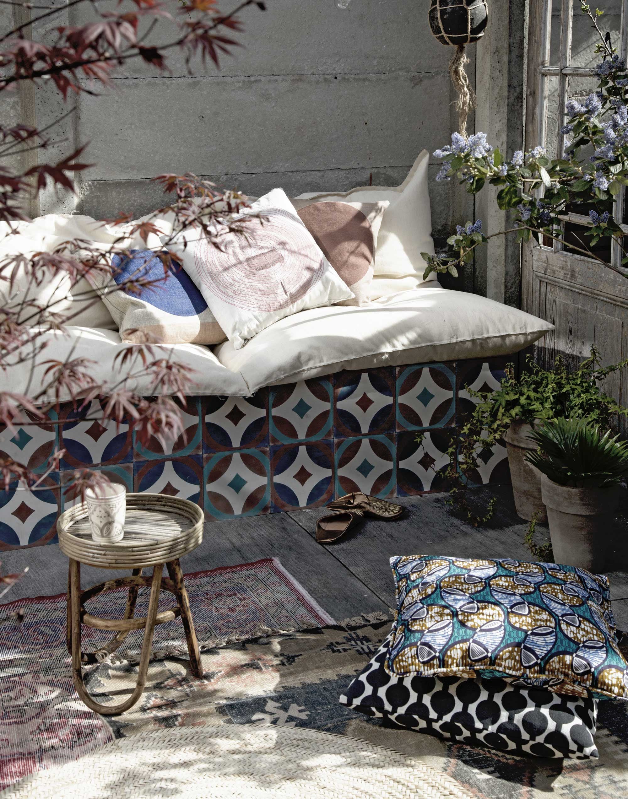 , , (Fest Amsterdam). Kussen met opgestikte cirkel, bruine plantentafel van House of Seasons, tegels Solostone Beachwood Antracite van vtwonen (). Tegel Aqua/Clay, tegel Clay/Bleu, ronde potten, rond kleed (). , handgemaakte ,  (Household Hardware). Zwart-wit kussen (). Rood kleed ().  (Storebror). Groot kussen op het bankje is zelfgemaakt van katoenen stof ().