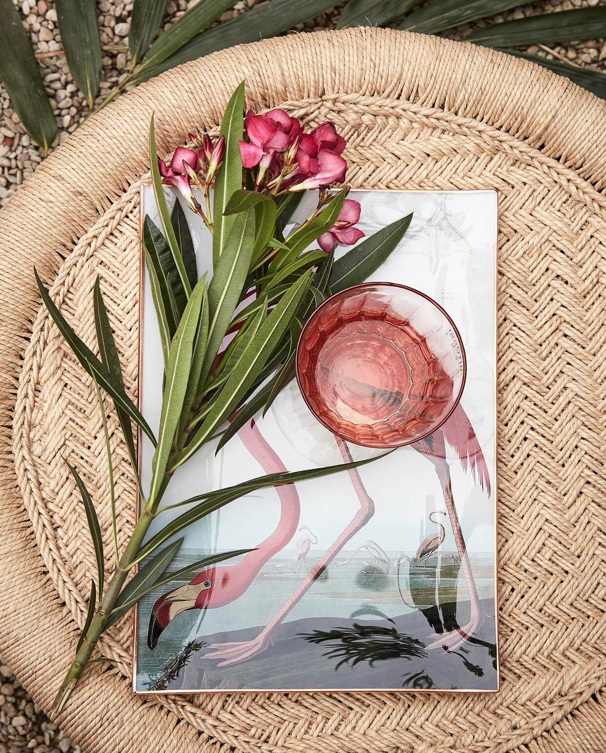 Schaal met flamingoprint (Pols Potten). Poef (Zenza). Glas (&amp;Klevering).