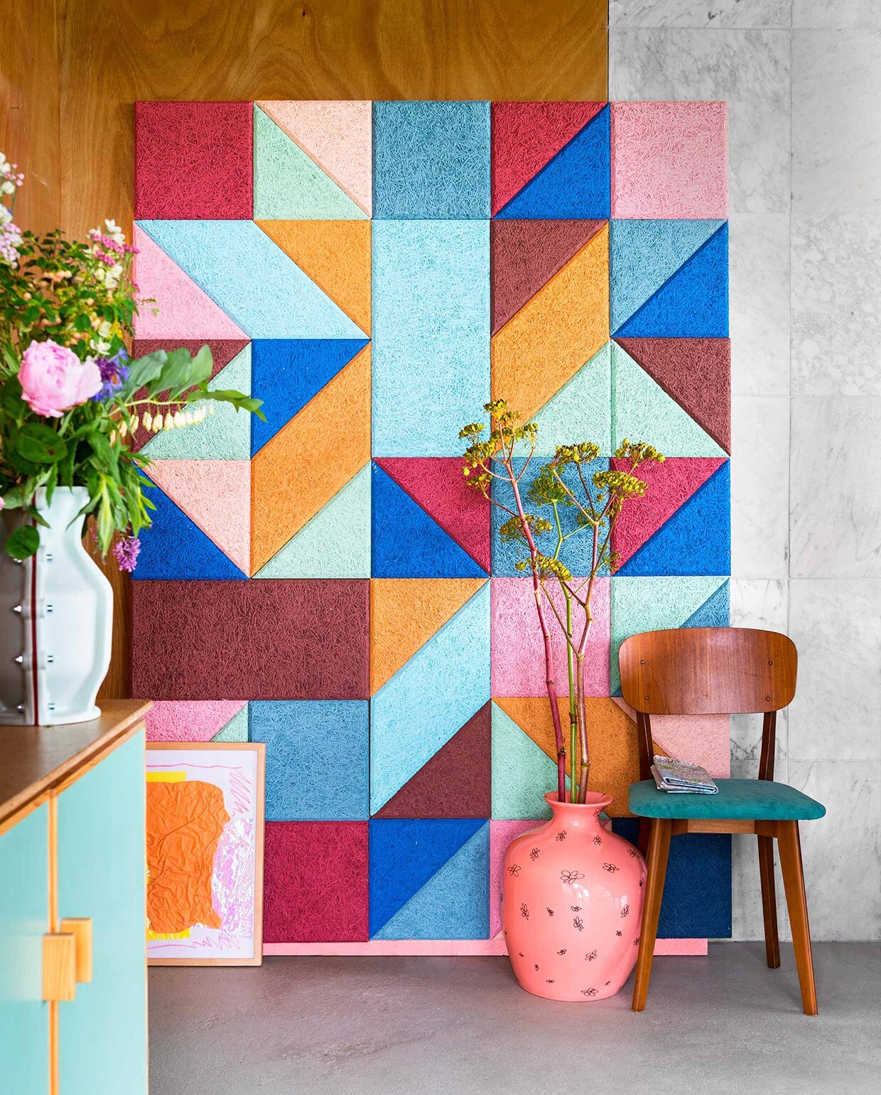 Akoestisch paneel (). Lichtblauwe  ontworpen door Floris Hovers,  ontworpen door Maarten Baas (Cor Unum).  Plasterboard Dresser (Floris Hovers). Stoel (). Bloemen ( in samenwerking met ). Lijst privébezit.