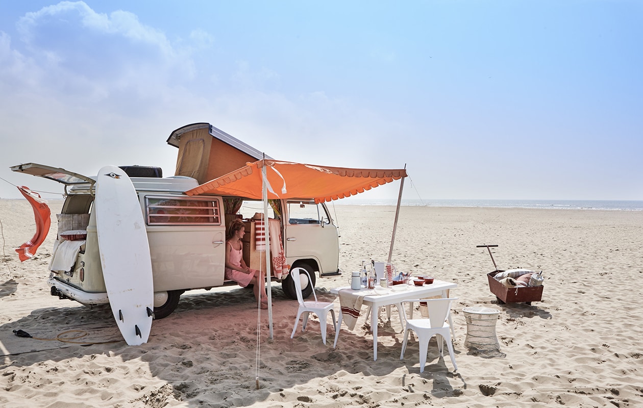 Tafel Tolix, stoel zonder leuning Tolix Chaise A, stoel met leuning Tolix Chaise A56, rode emaillen kommen (). Jurk, rood-witte rietjes (). Witte emaillen kan met beker (). Oude linnen doek met rode streep, rode trekkar (). Fles van Nicolas Vahé (). Schalen Fish &amp; Fish van Paola Navone (). Doek met rood dessin, kussentje (). Gestreepte doek (). Witte kruk, patchwork kussen (). Hamamdoek (). Linnen sprei Louisiana Stripe (). Hoed (). Overig privébezit. VW Westfalia te huur via .