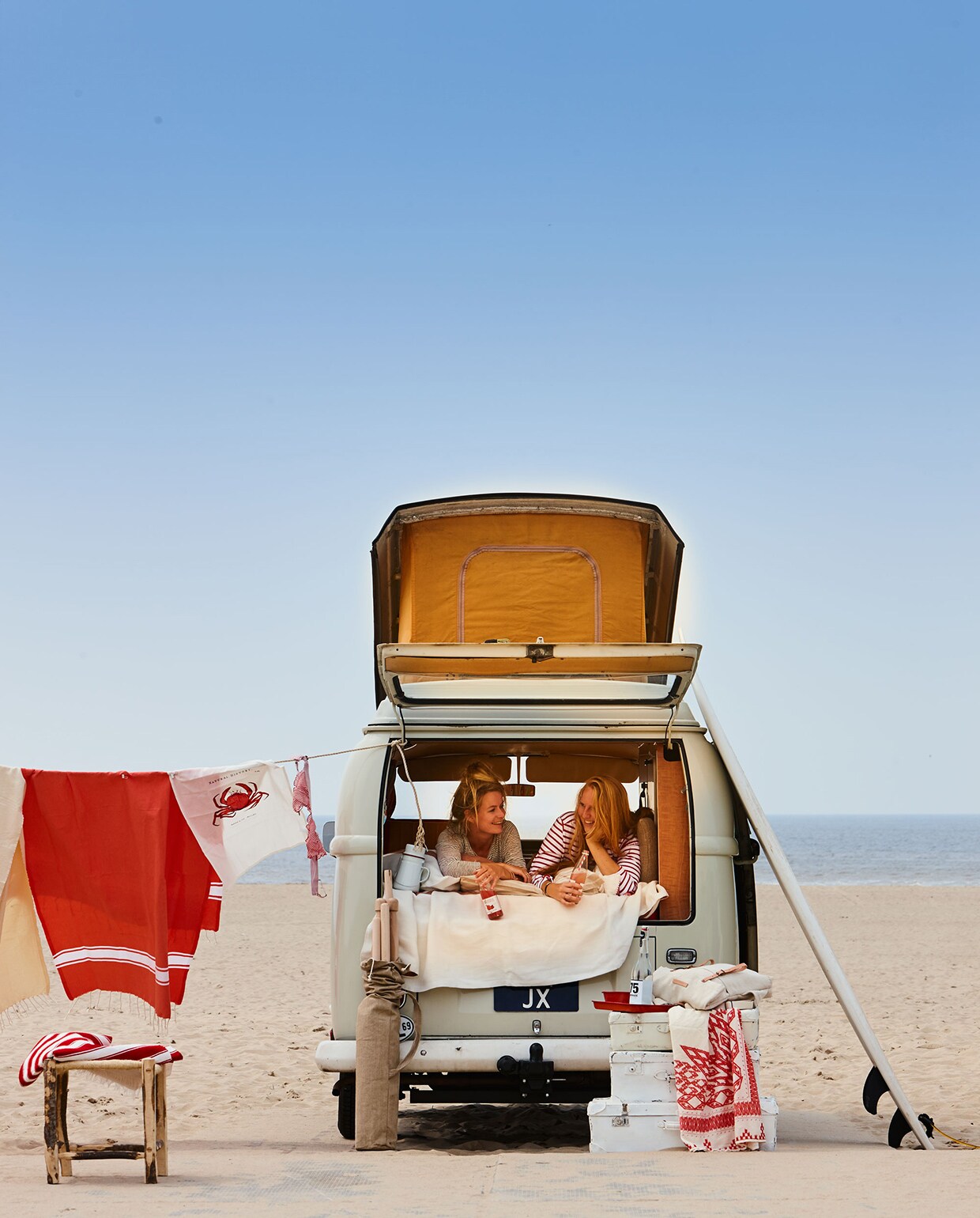 Hammamdoek ().  met kreeft (H&amp;M Home). koffers (). Beha van Love Stories ().  Handle Backpack van Thisispaper Studio (Restored). Sjaal met rood dessin (). Houten kruk (). Emaillen kan met beker erop (). Linnen sprei Louisiana Stripe (). OGK stoel in canvas tas, rode emaillen schaal, kom (). Fles drinken van Nicolas Vahé (). VW Westfalia te huur via .