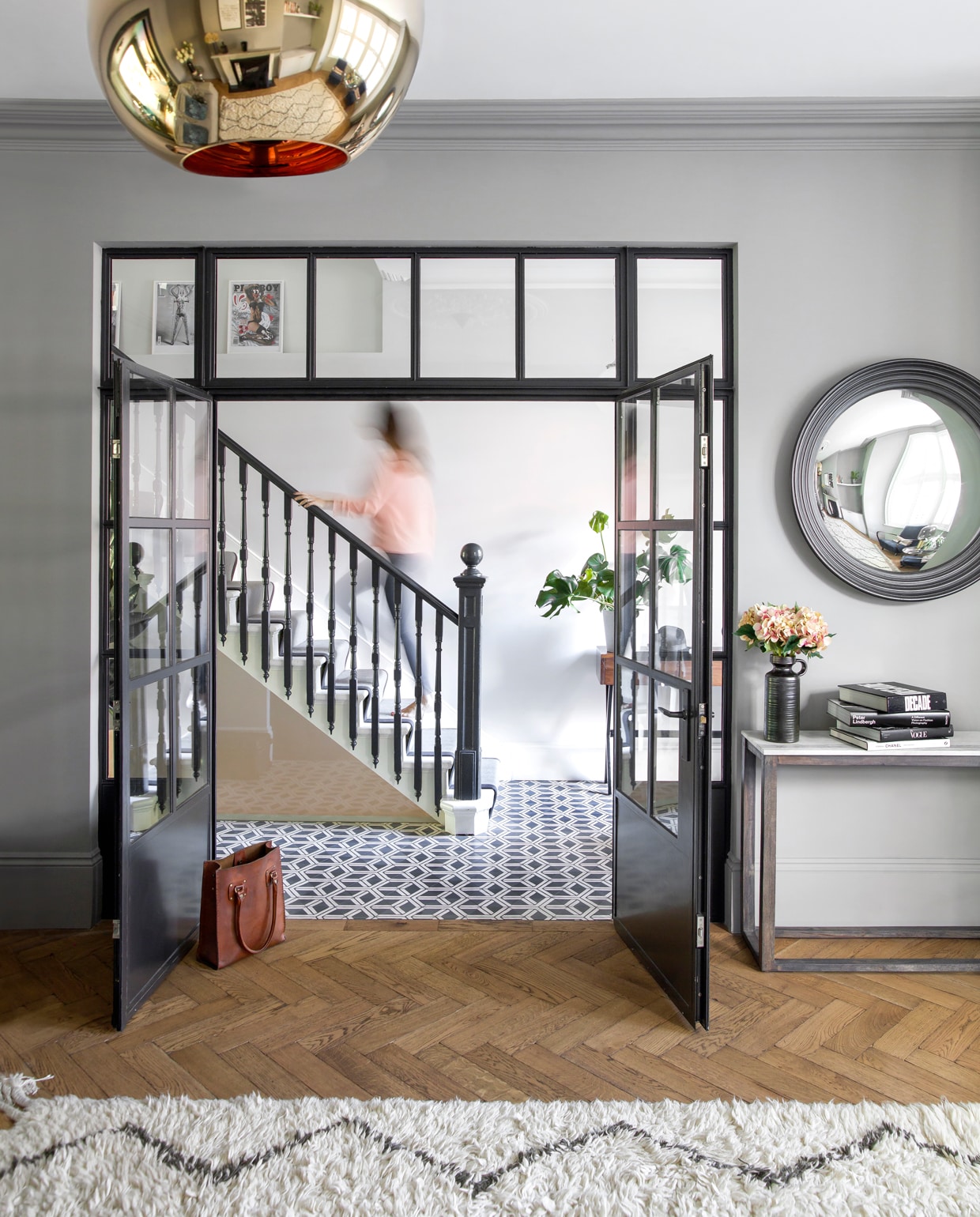 De deur en sponning werden vervangen door brede, hoge stalen deuren. Het metalen raam is van Clement Window en de tegels van Popham Design zijn van Ann Sack.