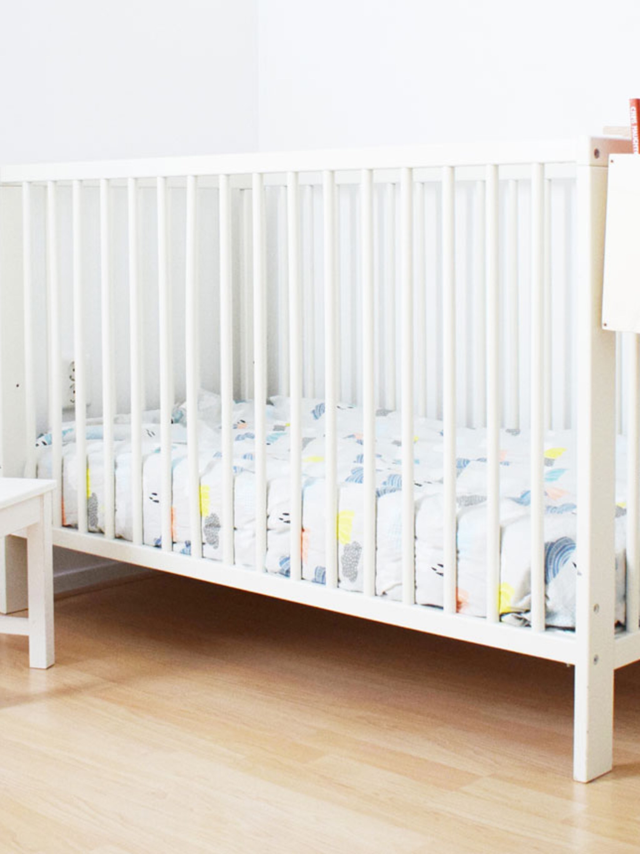 kinderboeken opbergen aan het kinderbed