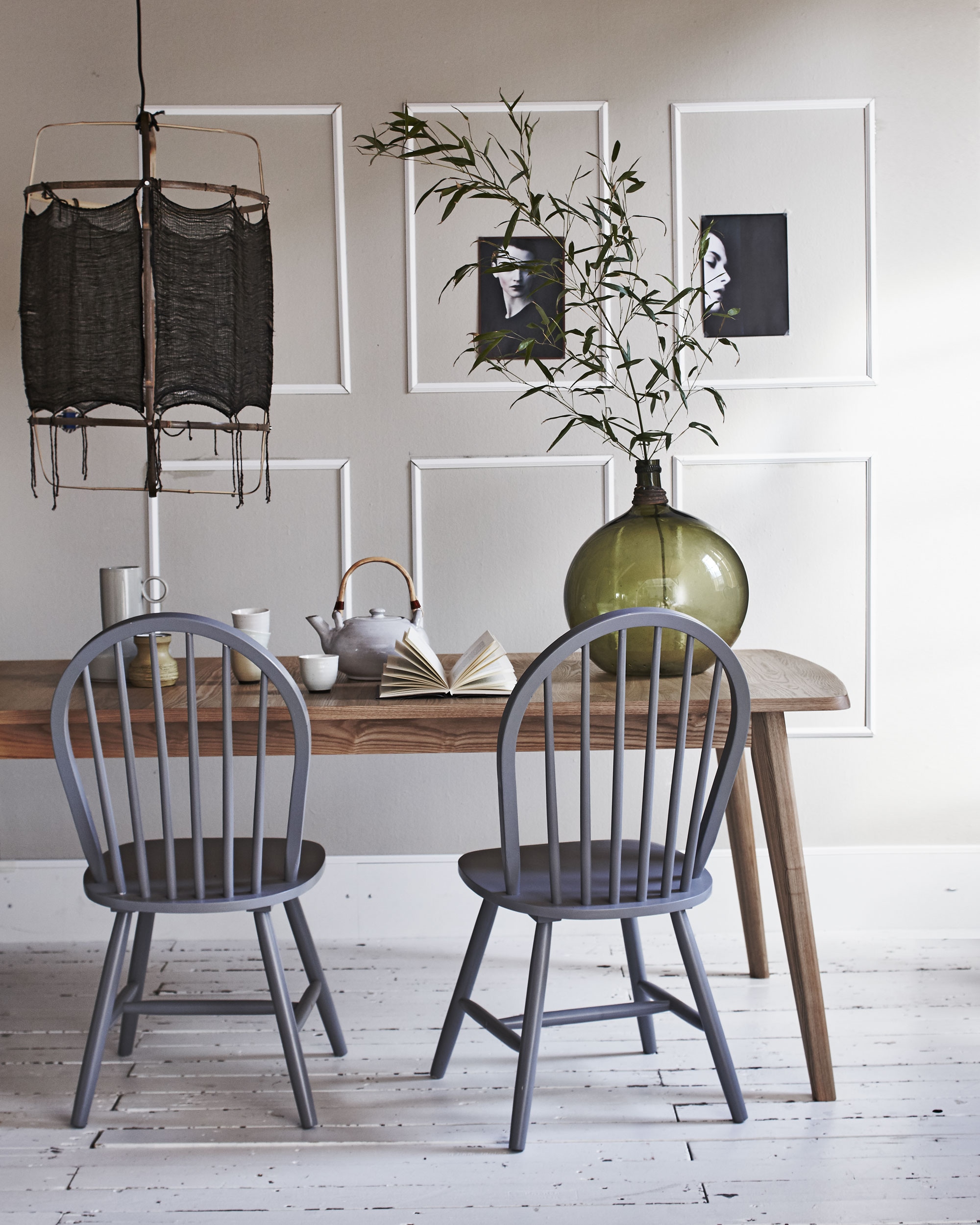 Muurverf Tracery II. no. 78 van Little Greene (). Essenhouten tafel Oxford van BePure (). Stoelen Spencer van Woood (). Hanglamp van Ay Illuminate, groene fles (). Theepot (). Japanse kommetjes, vintage vaasje ().