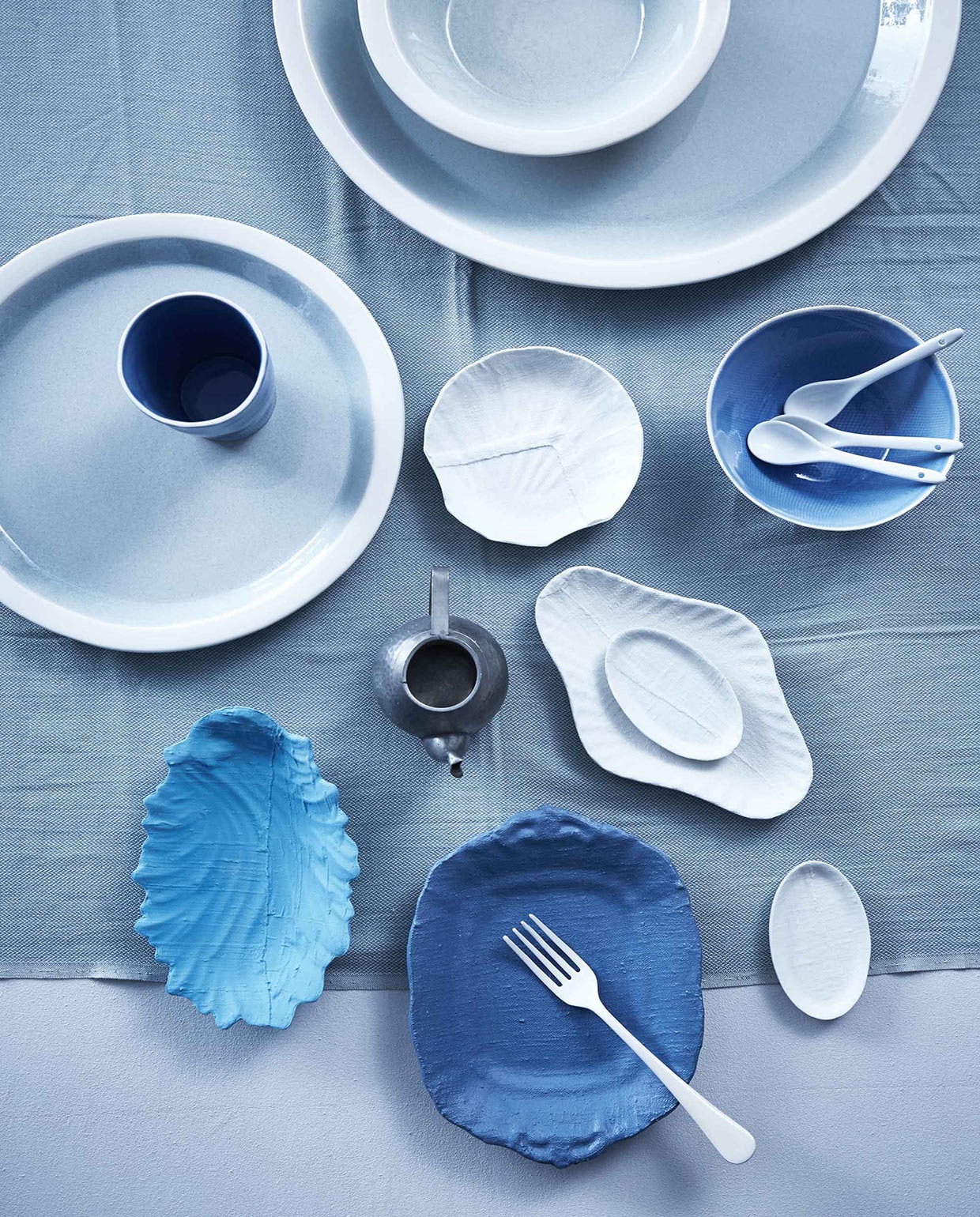 Voorste porseleinen schaaltjes in blauw en wit, handgemaakt en gedecoreerd met een speciale techniek (). Grote schalen vanaf, beker, blauwe kom (). Porseleinen lepels (). Witte geëmailleerde  (Nordal). Loper van Youyou (. Tinnen theepotje privébezit.