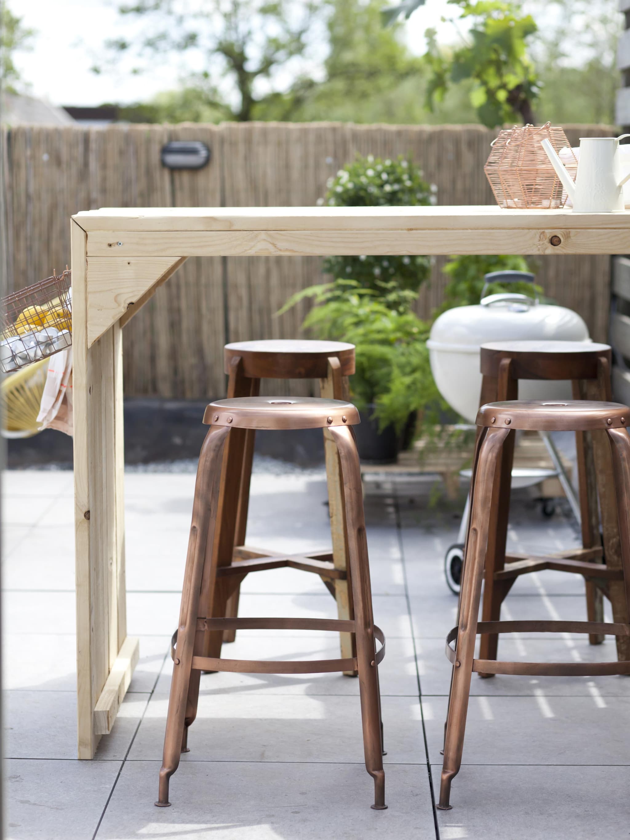 buiten aperitieven aan de hoge bartafel