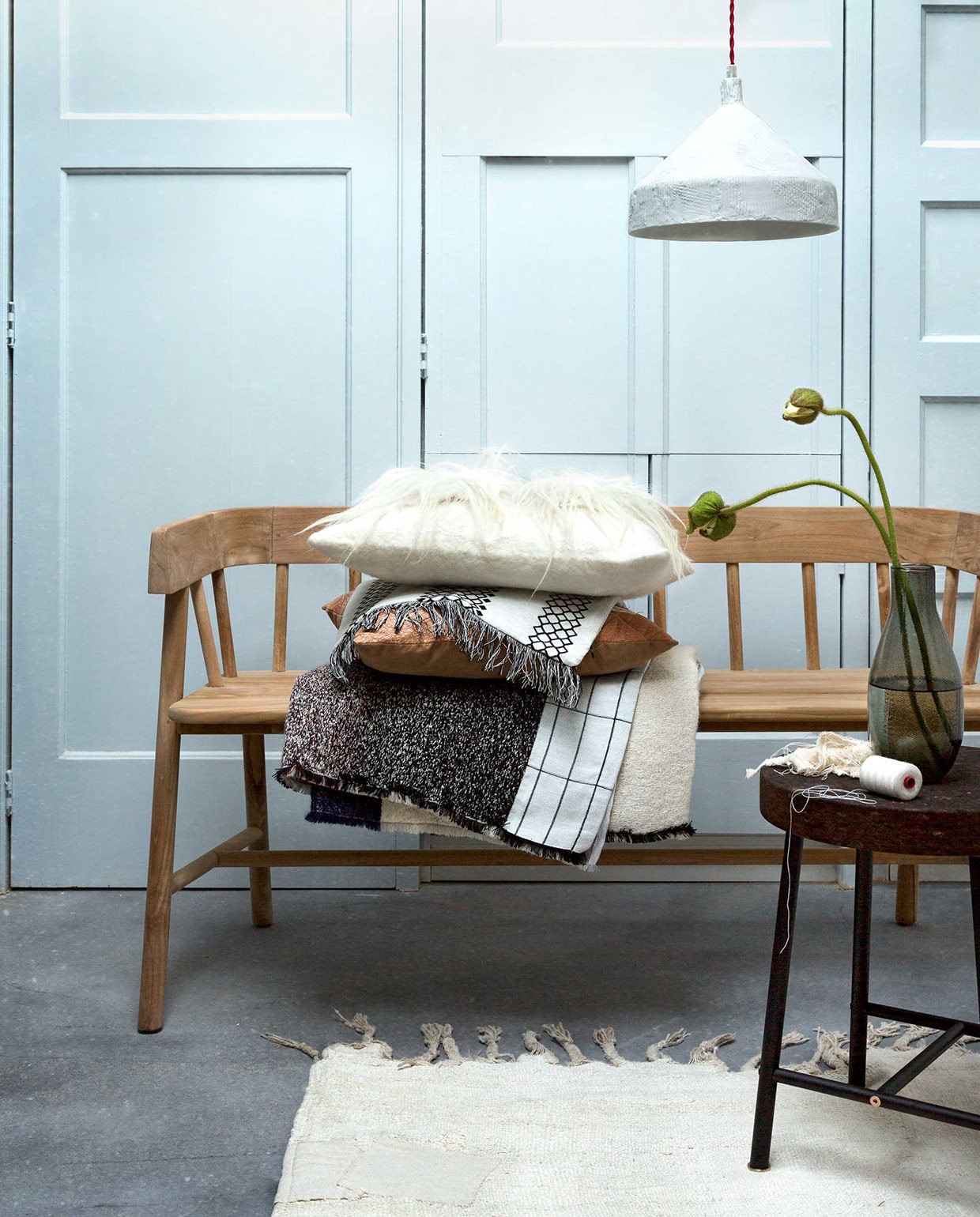 (Ikea).  (Villa Jipp). Vloerkleed ().  (Store without a home). Stapel van boven naar beneden: wollen kussen (),  met franjes (H&amp;M Home),  (Villa Jipp),  van Mae Engelgeer (Restored).