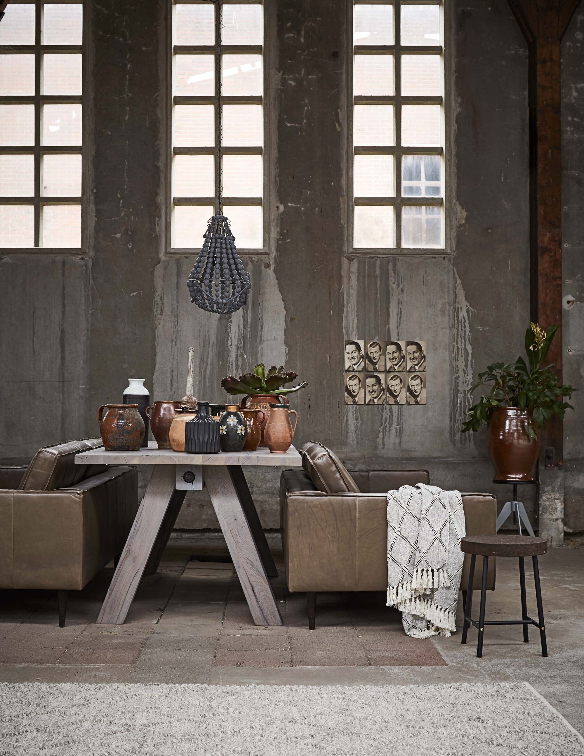 Tafel, kralen kroonluchter Queen (Bodilson). Banken Slimm in leer kleur Fango (Design Loods 5). Diverse potten (Van Dijk &amp; Ko). Zwarte vaas met geometrische tekening, zwart-witte vaas (HK Living). Kunststof vetplant, zinken pinakel (De Weldaad). Ronde kruk met metalen onderstel, verstelbaar in hoogte (HK Living). Grote Keulse pot (Van Dijk &amp; Ko). Overig privébezit.