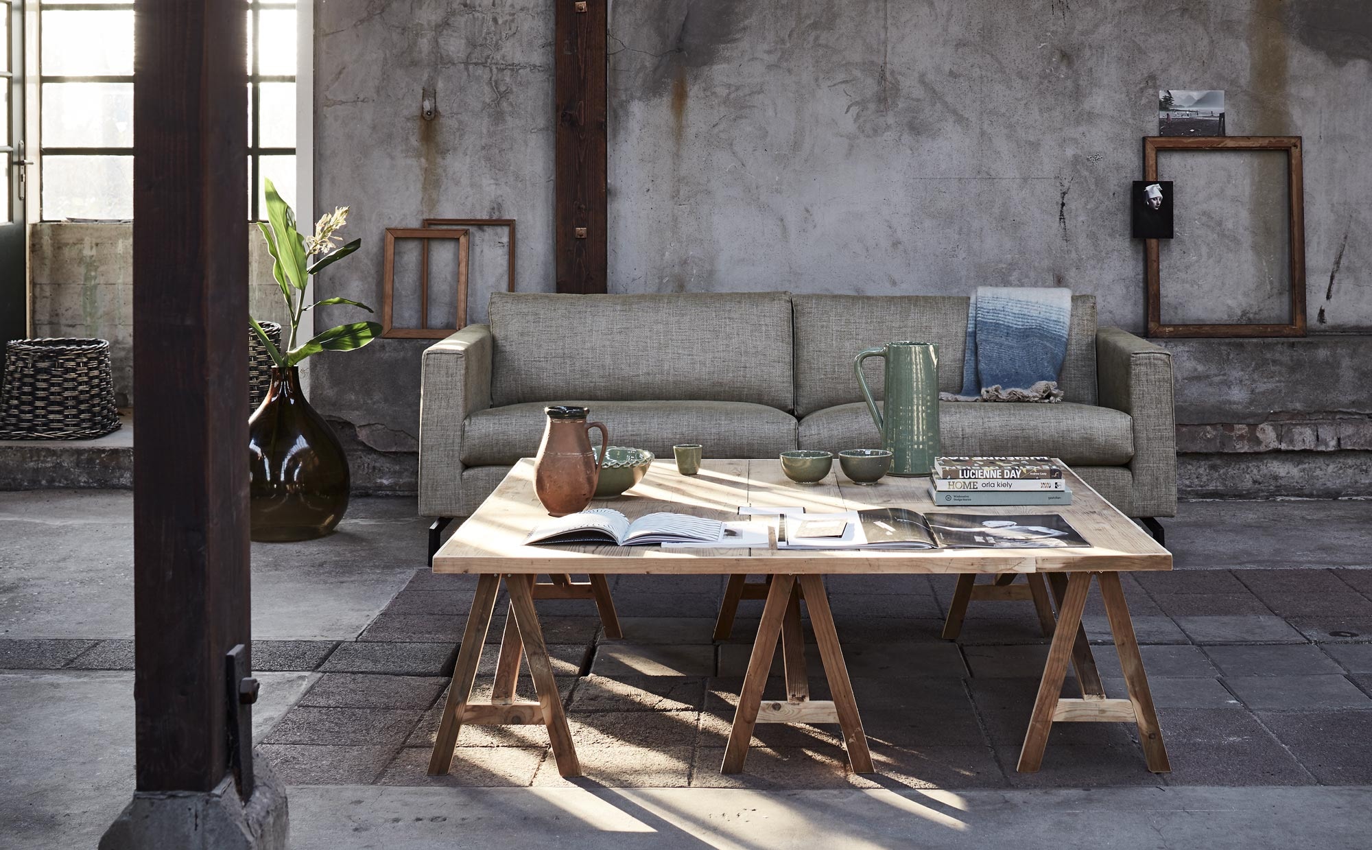 Tafel (Combitex). 2,5-zitsbank Bruce (Bodilson). Oude houten lijsten (Neef Louis). Grote flesvaas, kan met donkere rand (Van Dijk &amp; Ko). Manden (HK Living). Keramische kan, kom, espressokop, schaal, plaid (De Weldaad). Groot opengeslagen magazine (Pols Potten). Overig privébezit.