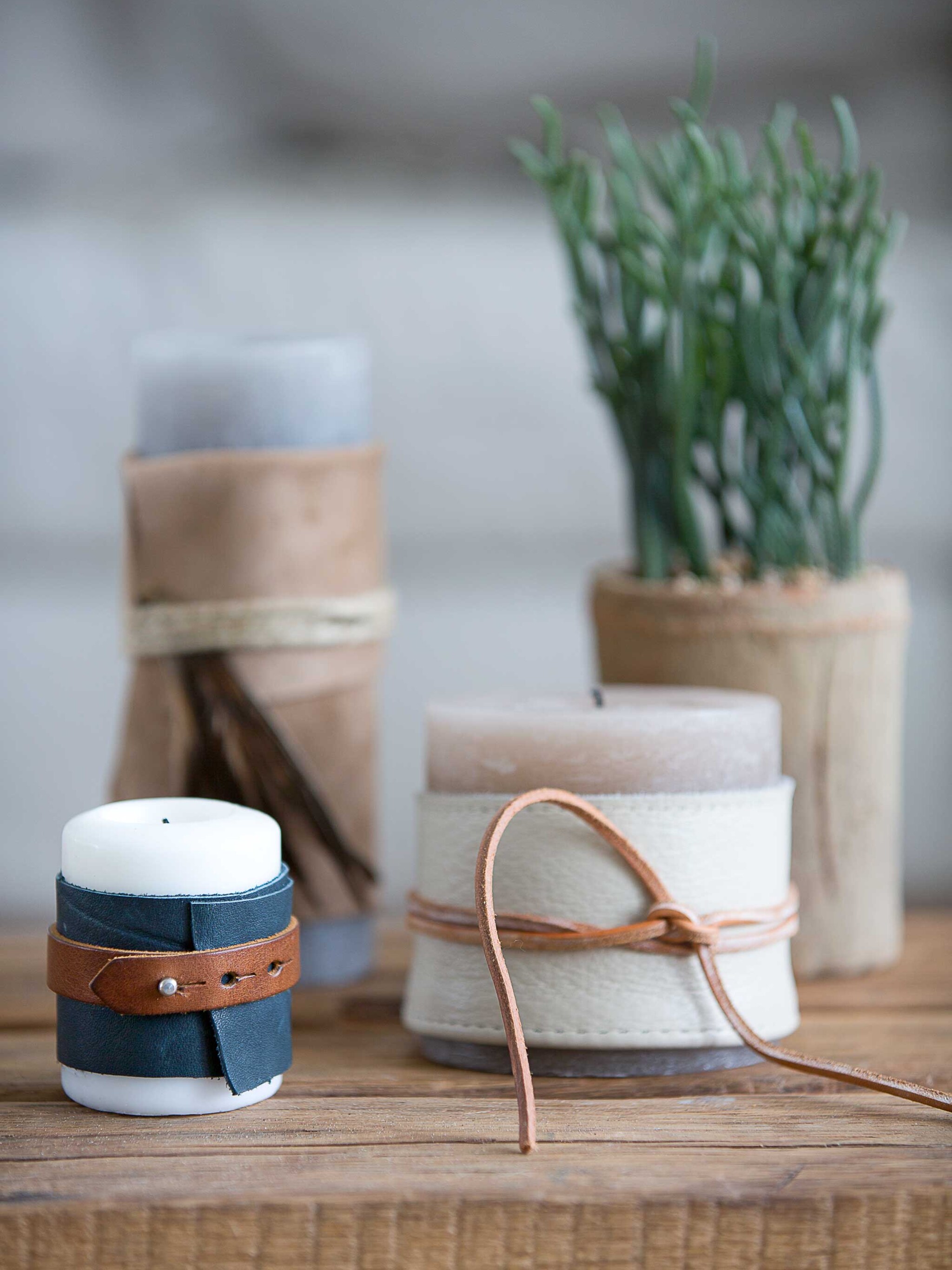 kaars met leren wikkel