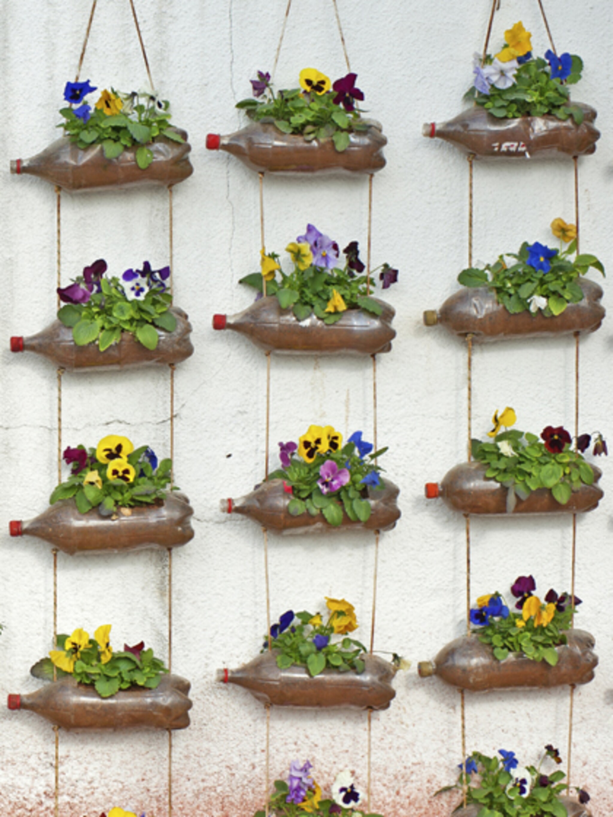 zelf maken verticale tuin van lege flessen