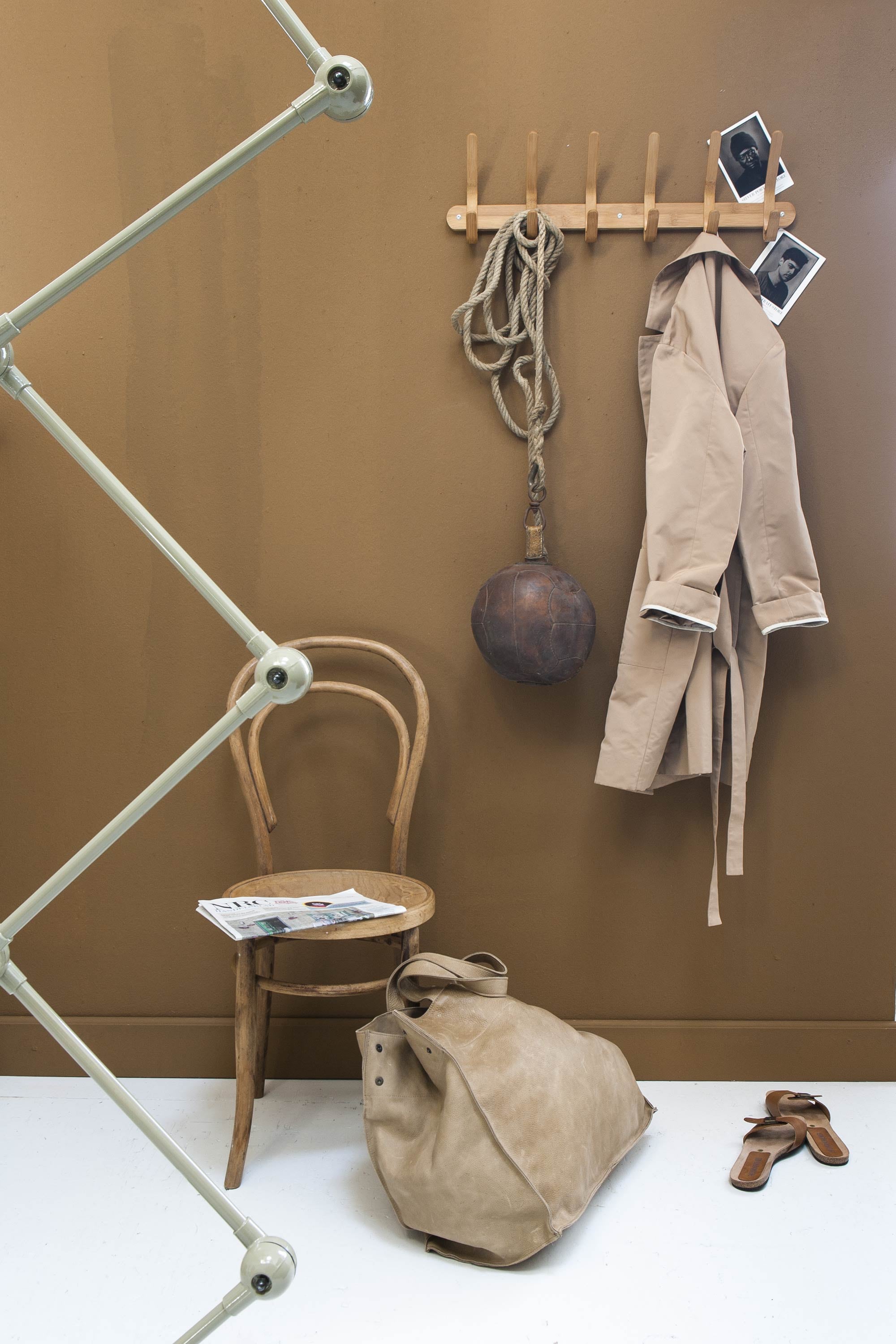Muurverf Praliné (Pure &amp; Original). Lamp Loft (Mobilia Woonstudio). Kapstok van Hinck (Loods 5). Stoel Thonet (Combitex). Leren bal aan touw (Six and Sons). Tas van Philomijn, jas van Rue Blanche, slippers van Humanoid (Sukha Amsterdam).