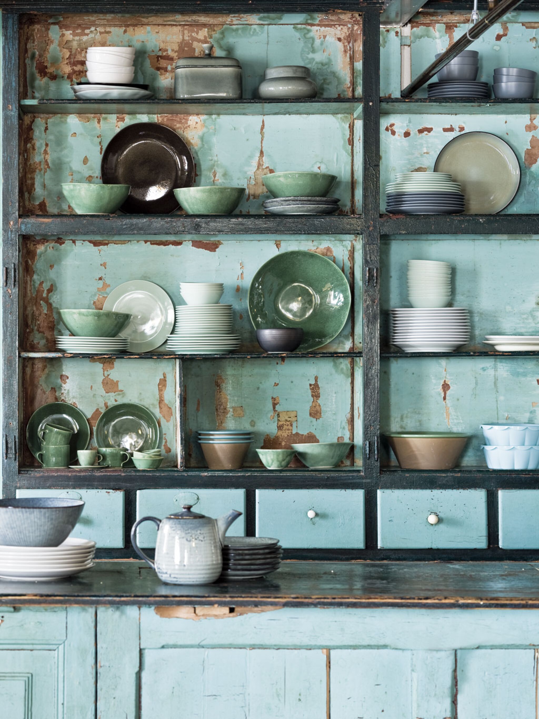 show je servies in een open servieskast