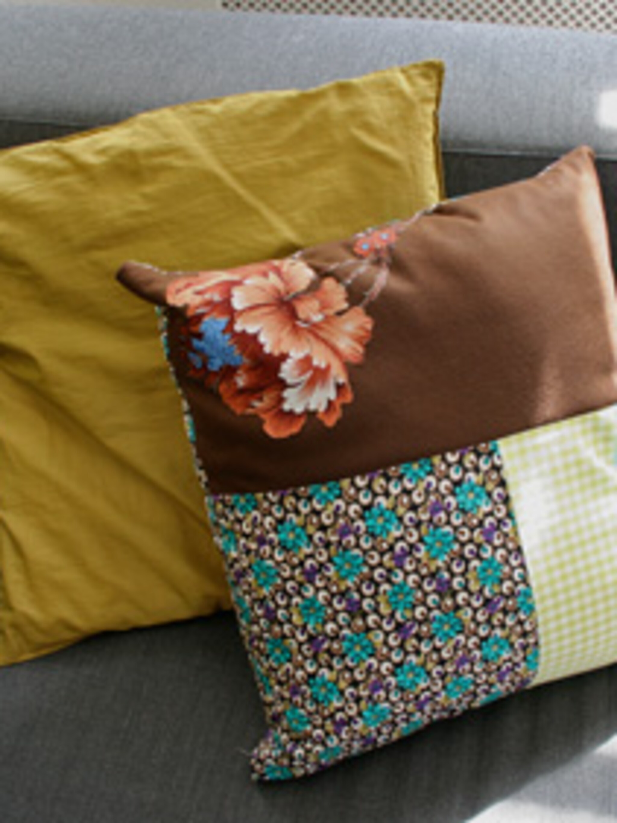 patchwork kussen van oude restjes stof