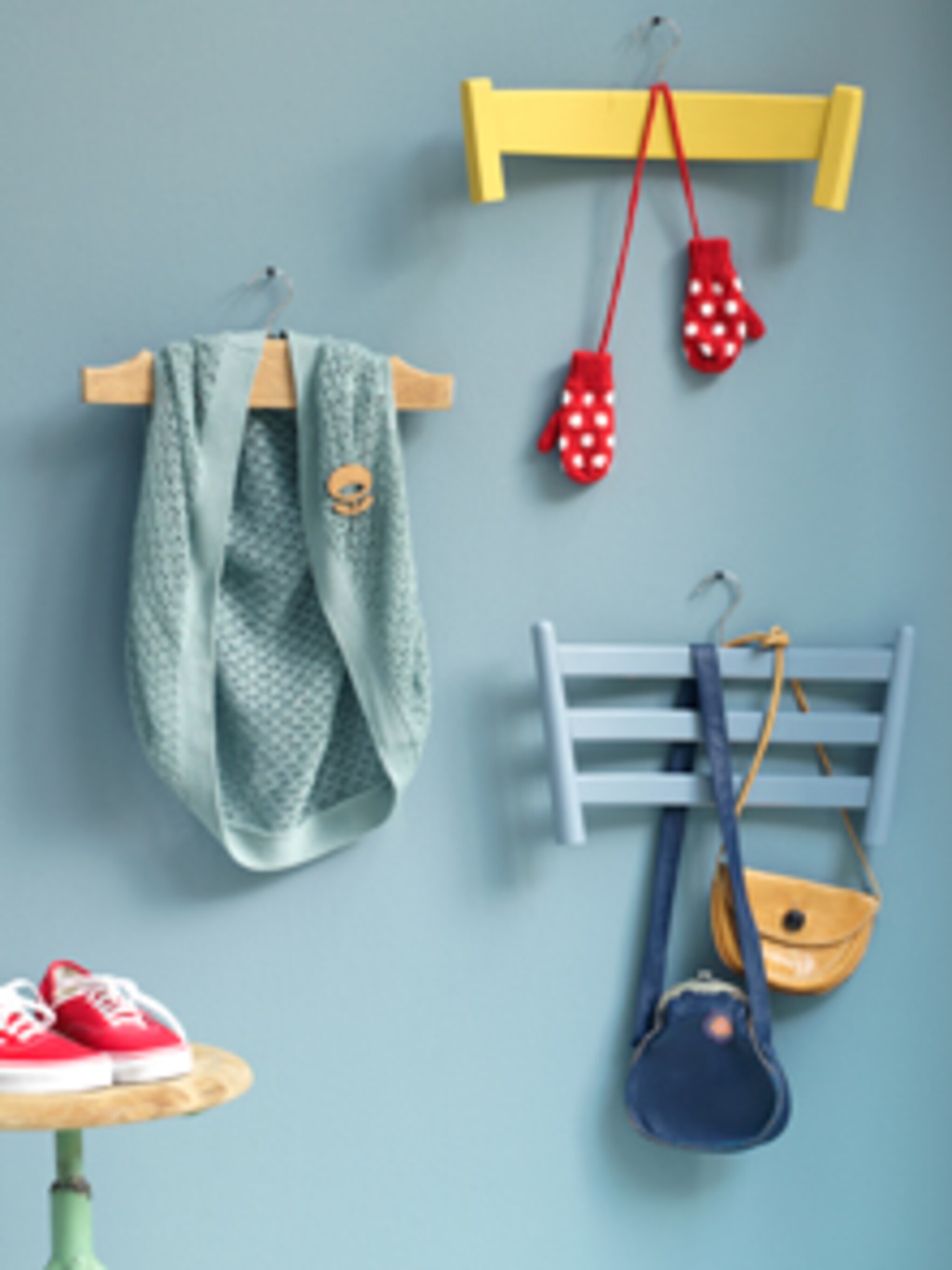 stoelhangertjes aan de muur