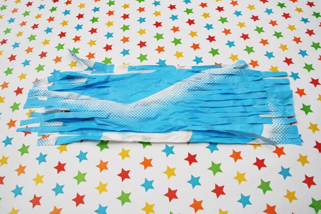 stroken van de plastic tas geknipt in reepjes