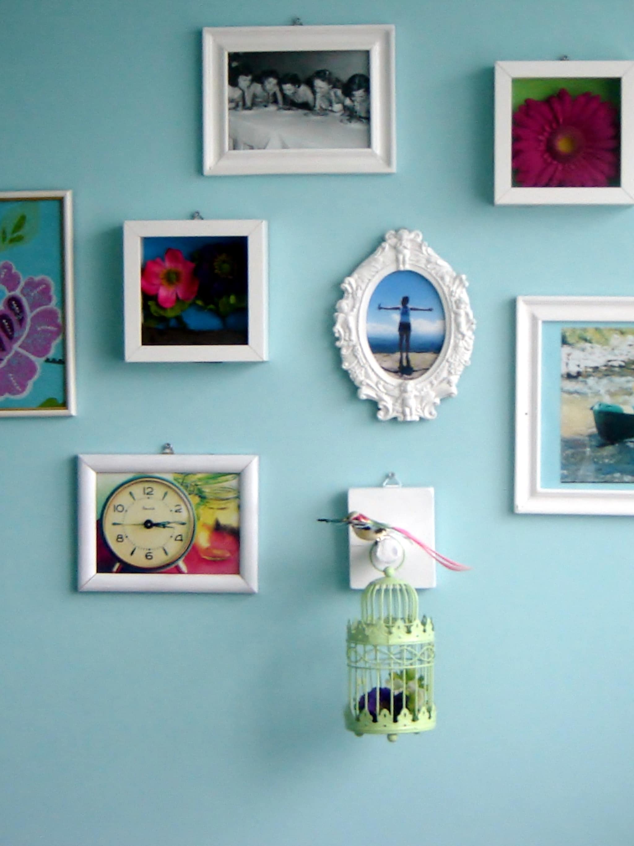 wandcollage van foto s en andere wanddecoratie