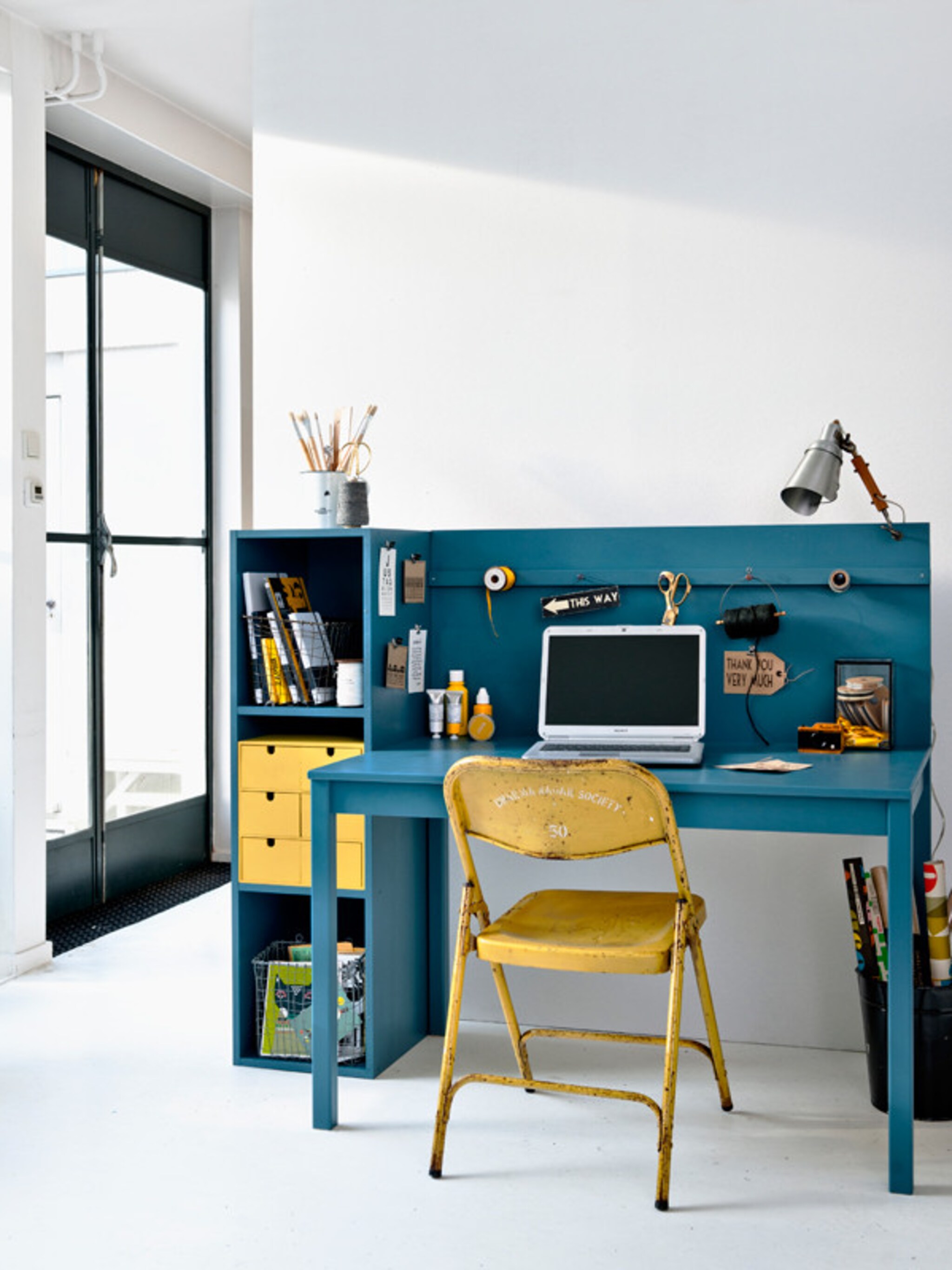 maak een knusse werkplek van een simpele ikea tafel
