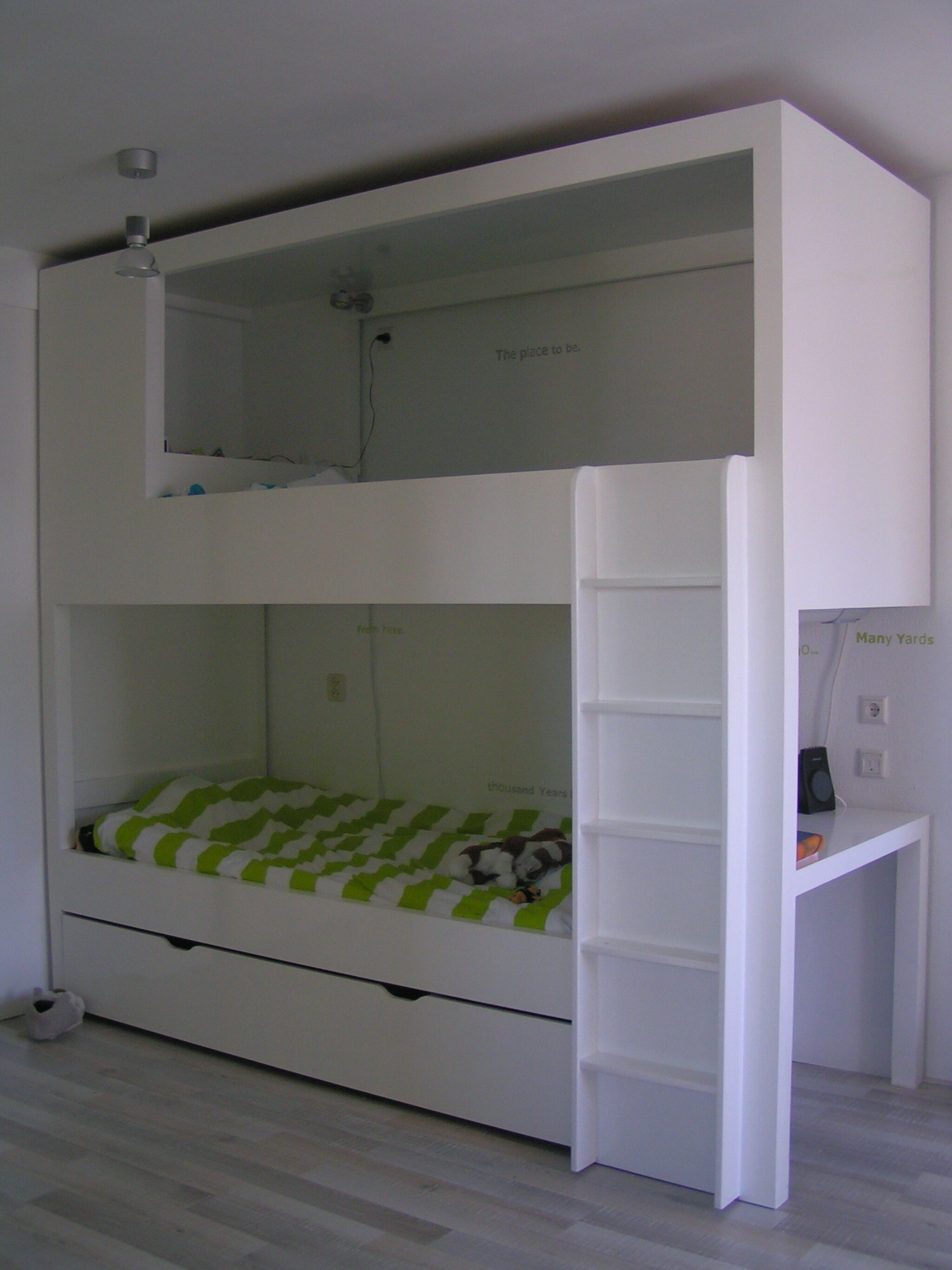 stabelbed met bureau
