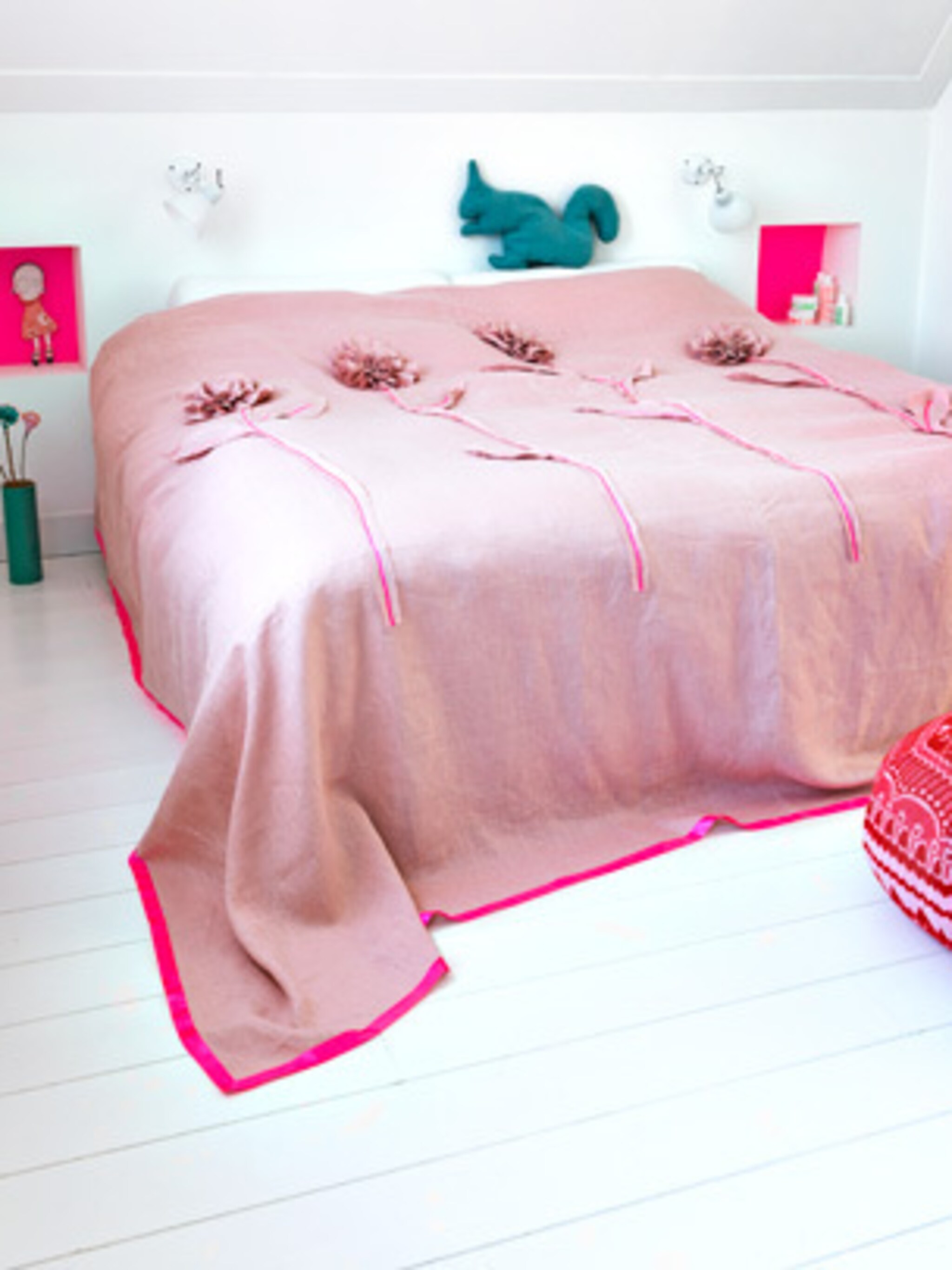 bloemensprei van luxe stoffen en vrolijke kleuren