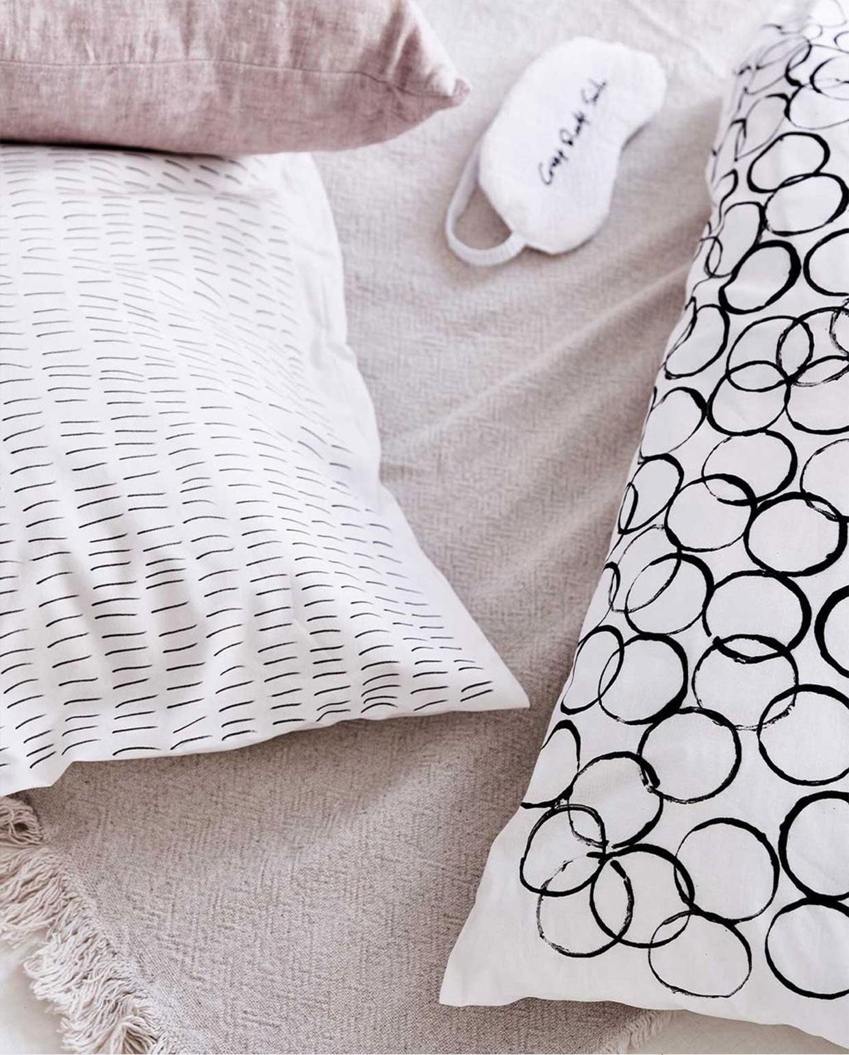 Kussen met zwarte vegen, deken op het bed (ikea.nl). Kussen Pink Salt, lampje (bymolle.com). Kussen met terracottakleurige streep (hkliving.nl). Kruk (loods5.nl). Print aan de wand (papercollective.com). vtwonen DIY Special 3 | ontwerp &amp; styling Marlies Does | fotografie Bart Brussee\n