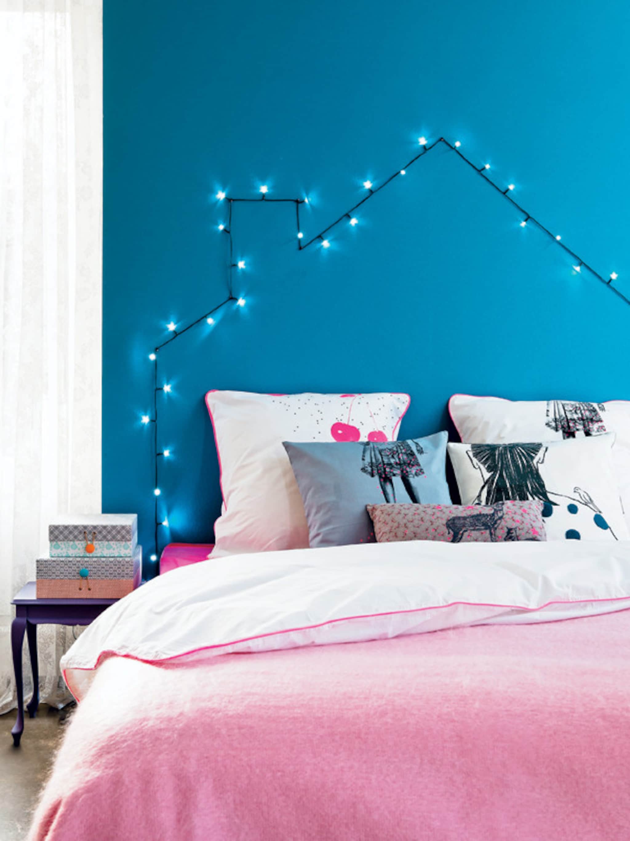 verlicht huisje boven het bed