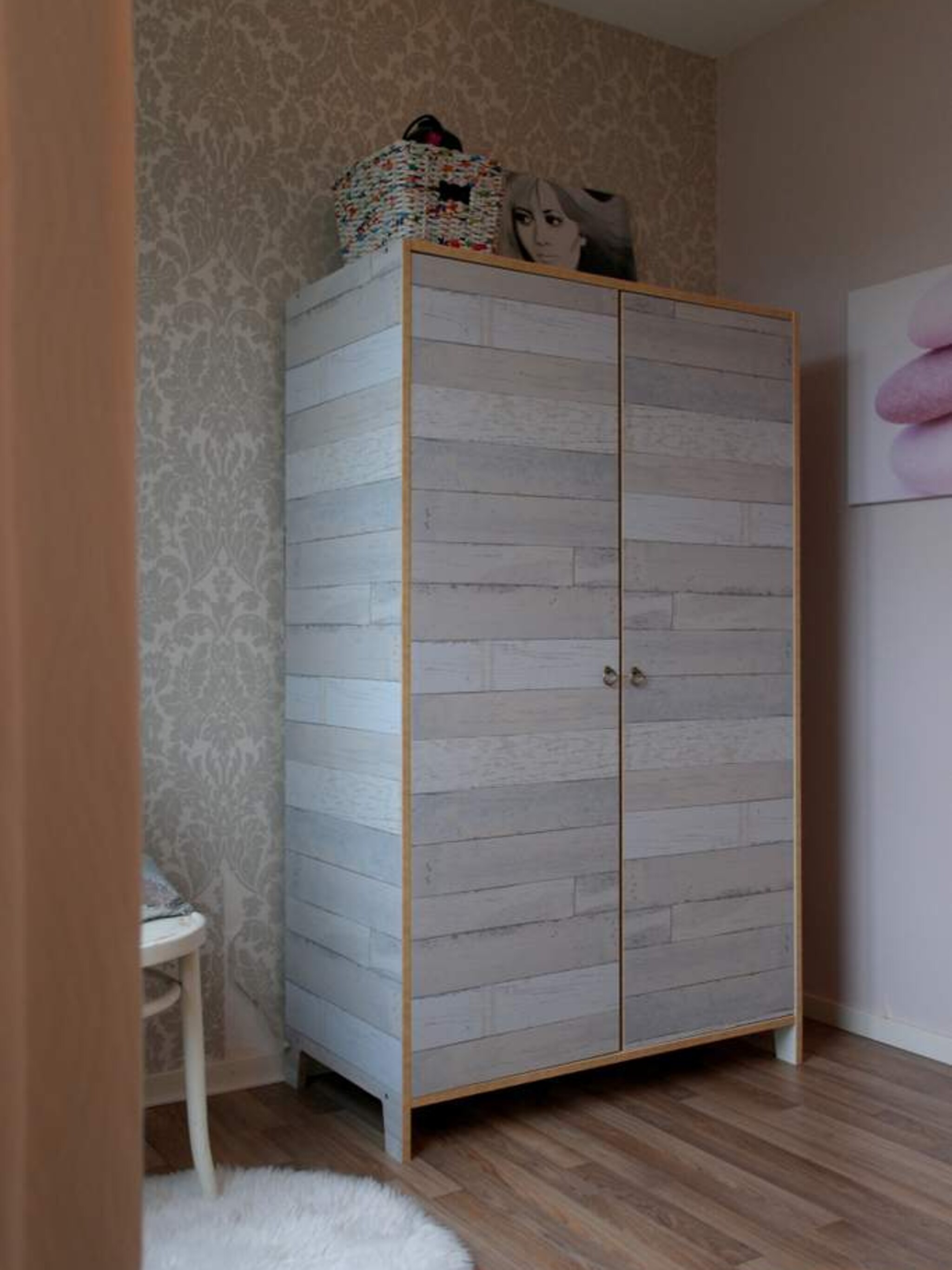garderobekast met sloophoutbehang