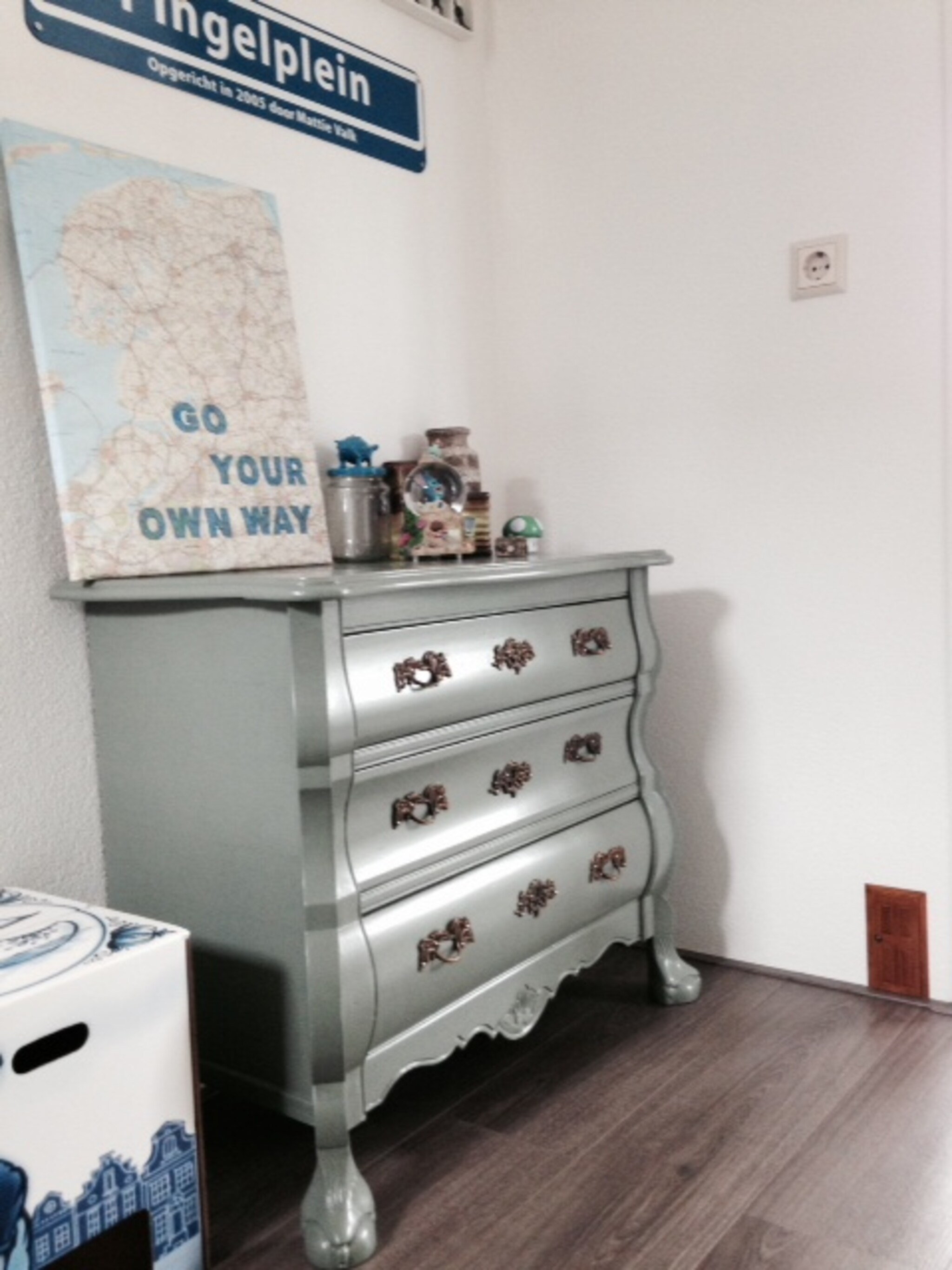 opgeknapt kastje zelfmaak kunst en een kleine bewoner