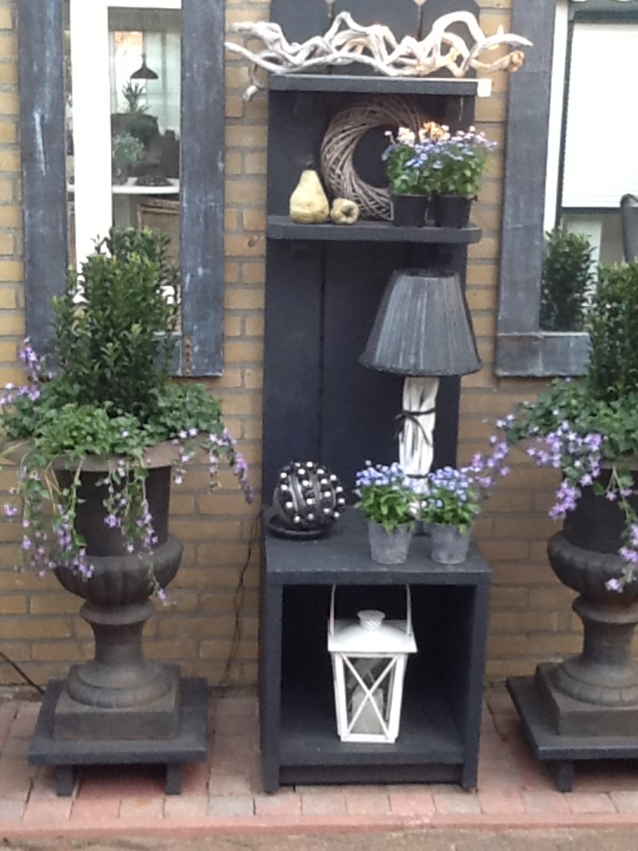 leuk aangekleed muurtje in tuin