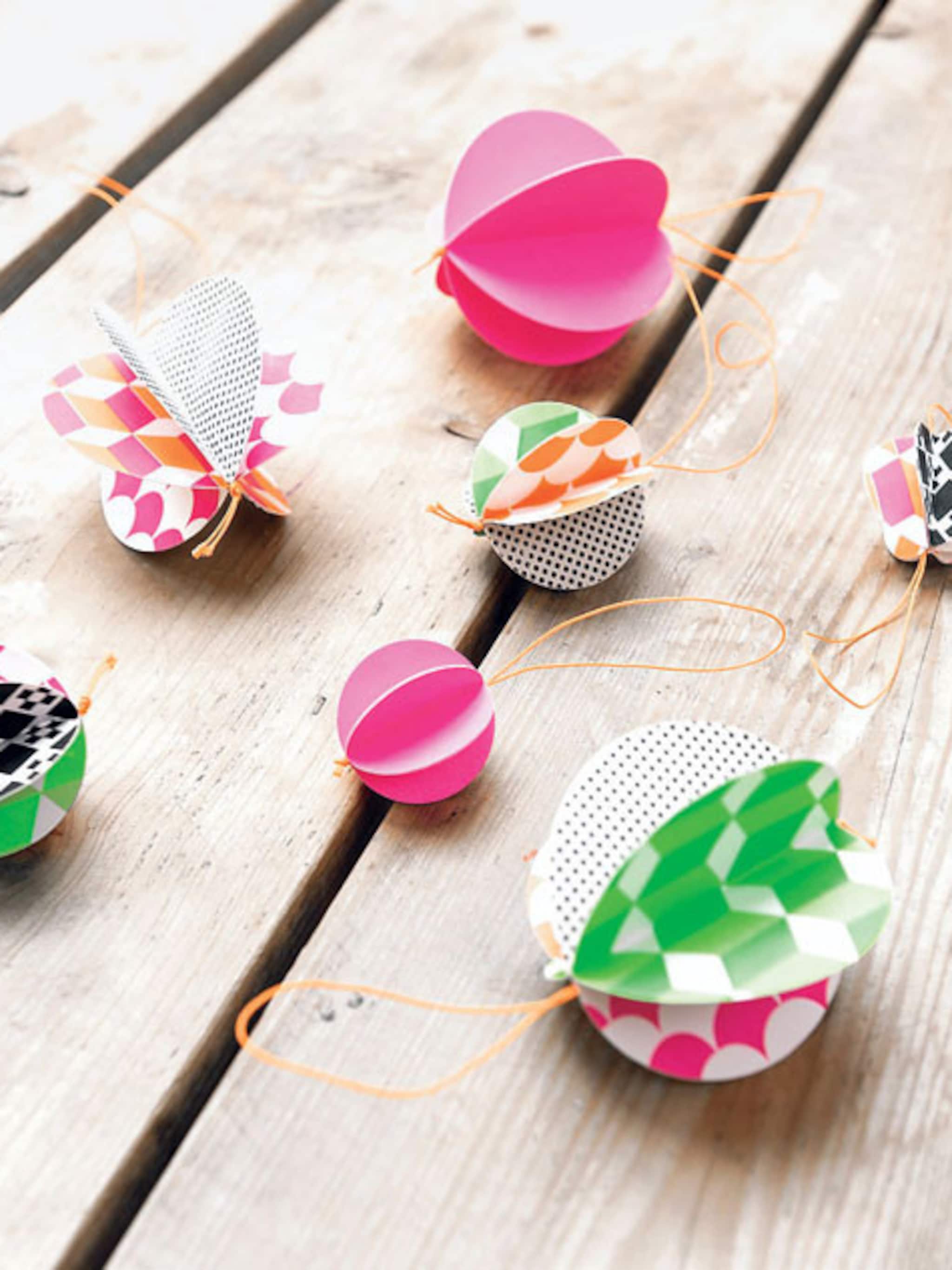 even knutselen en voila het resultaat papieren kerstversiering