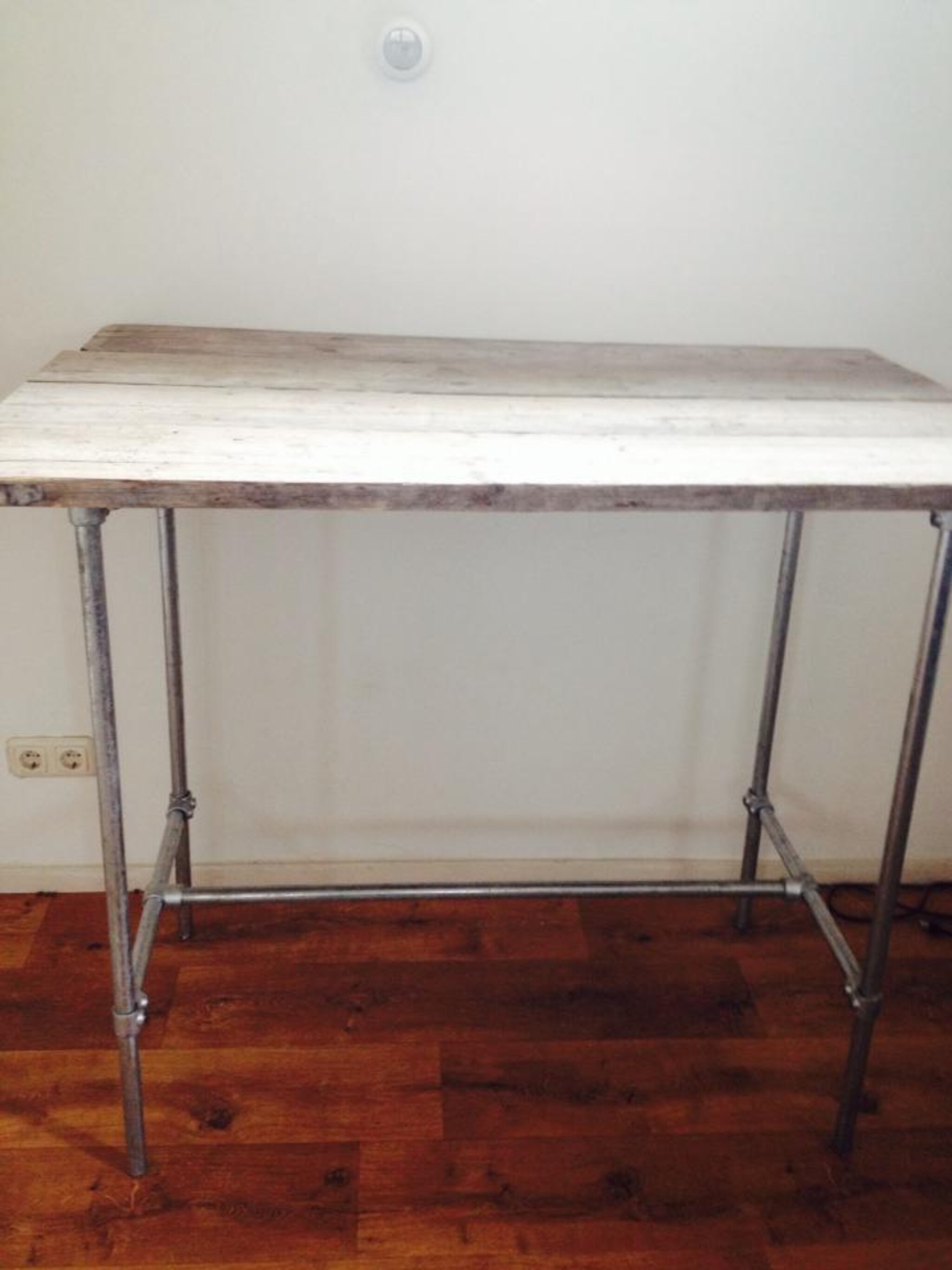 tafel van steigerhout en steigerbuizen