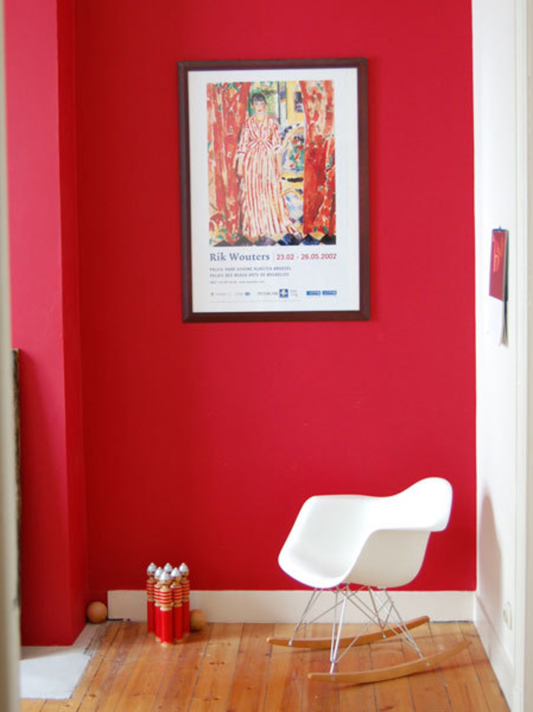 witte slaapkamer met rood accent