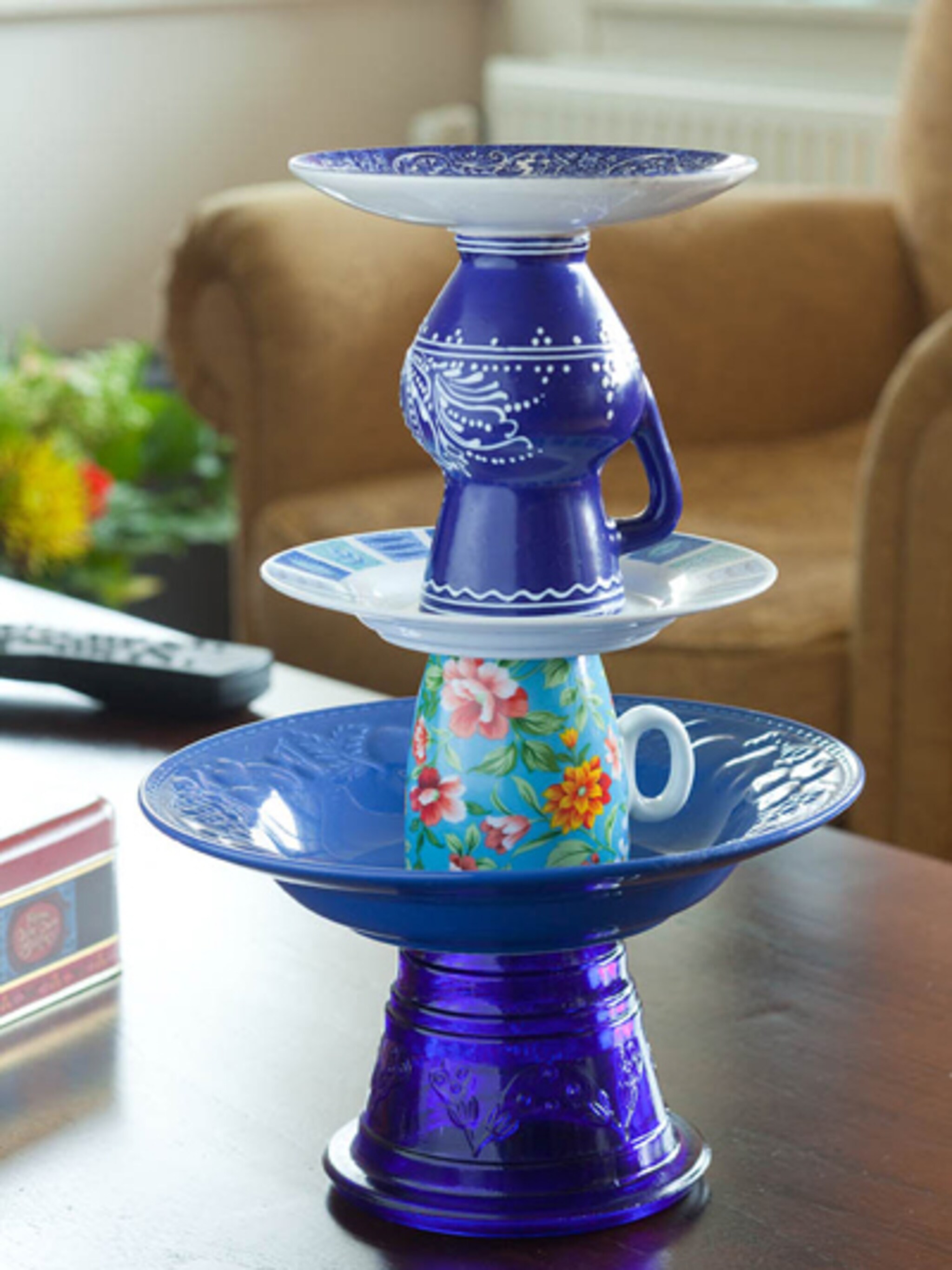 feestelijk maak een etagere van oud servies