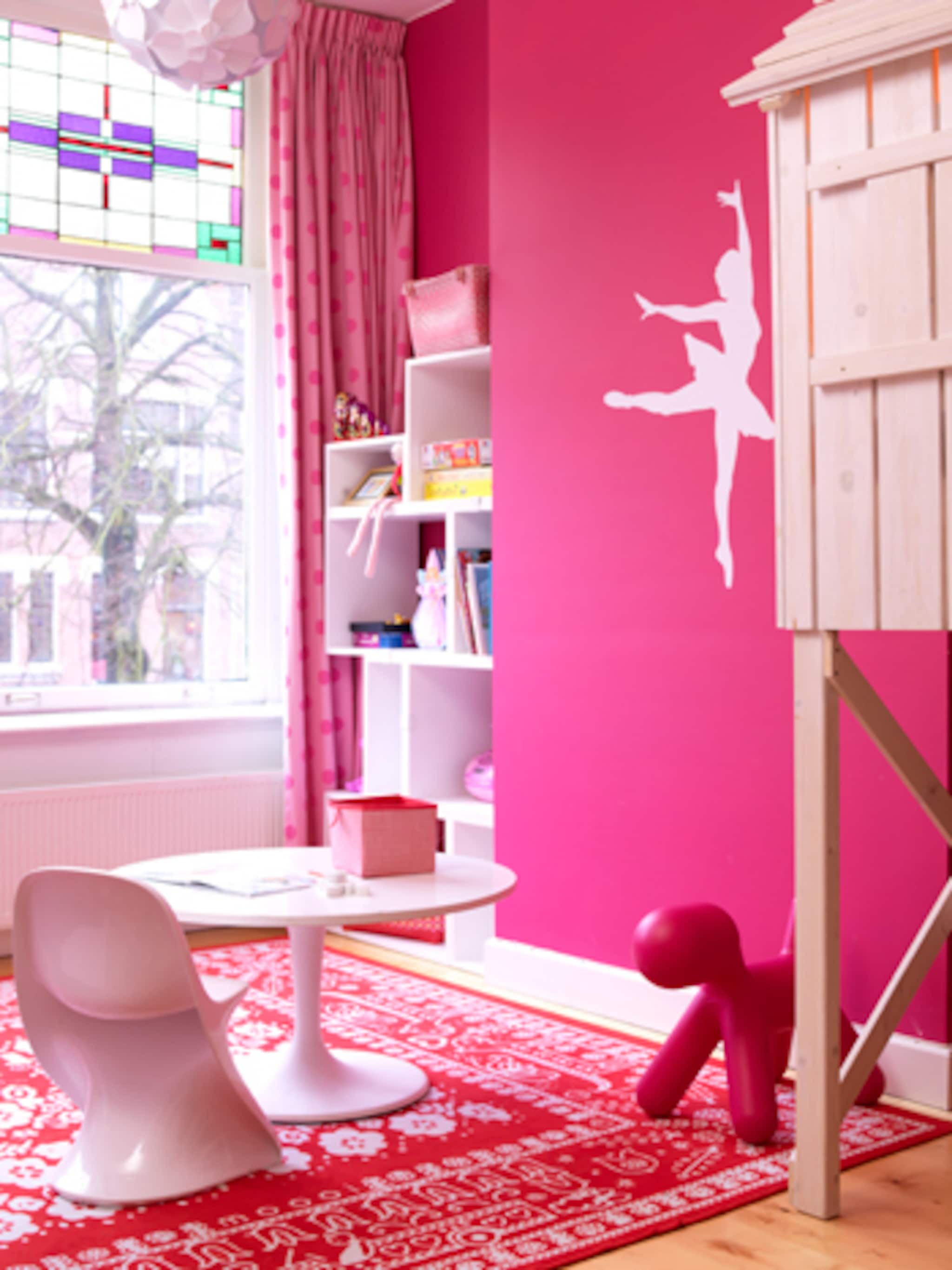 roze meisjeskamer met boomhutbed