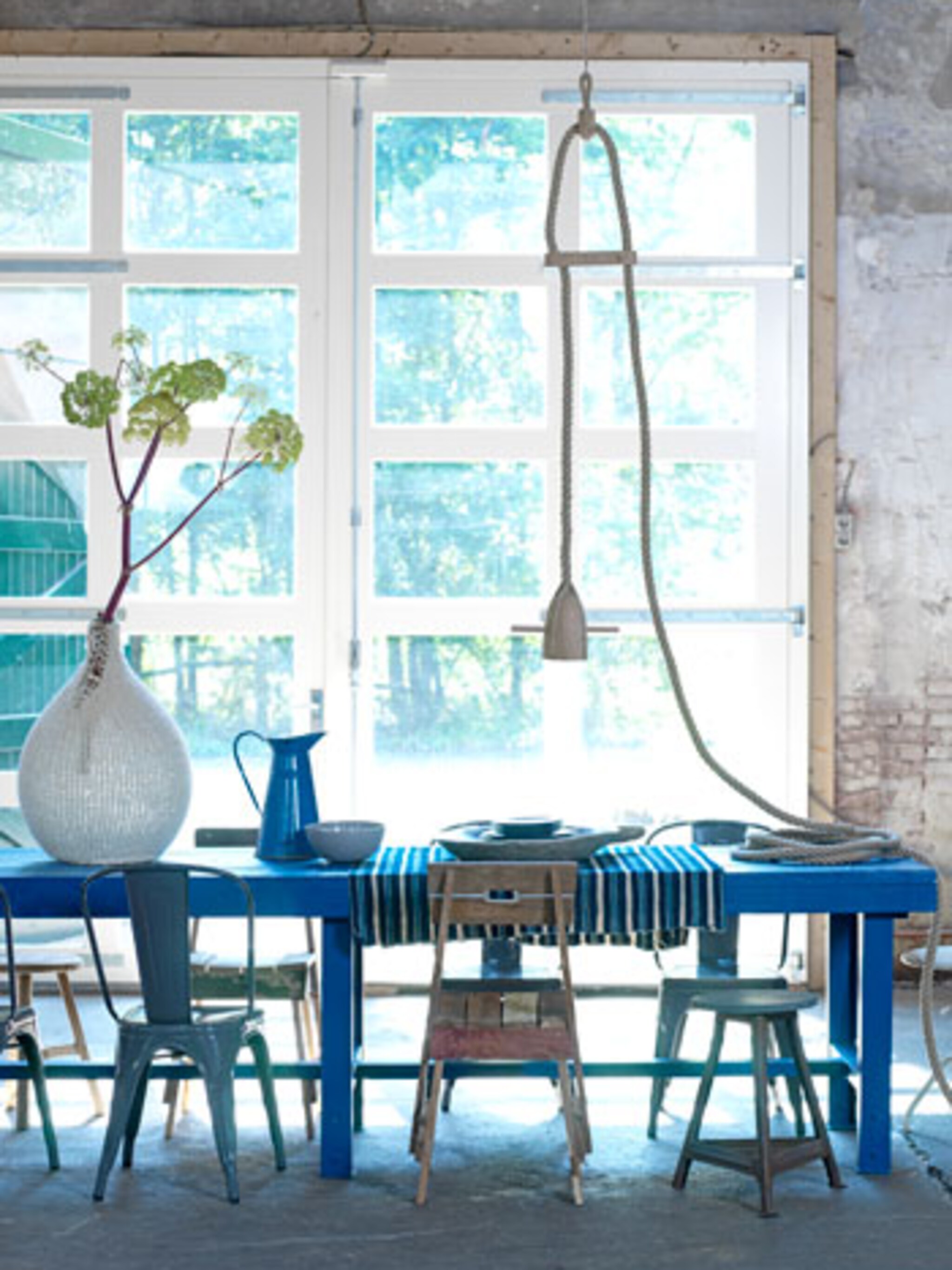 een eetkamer in boerenblauw
