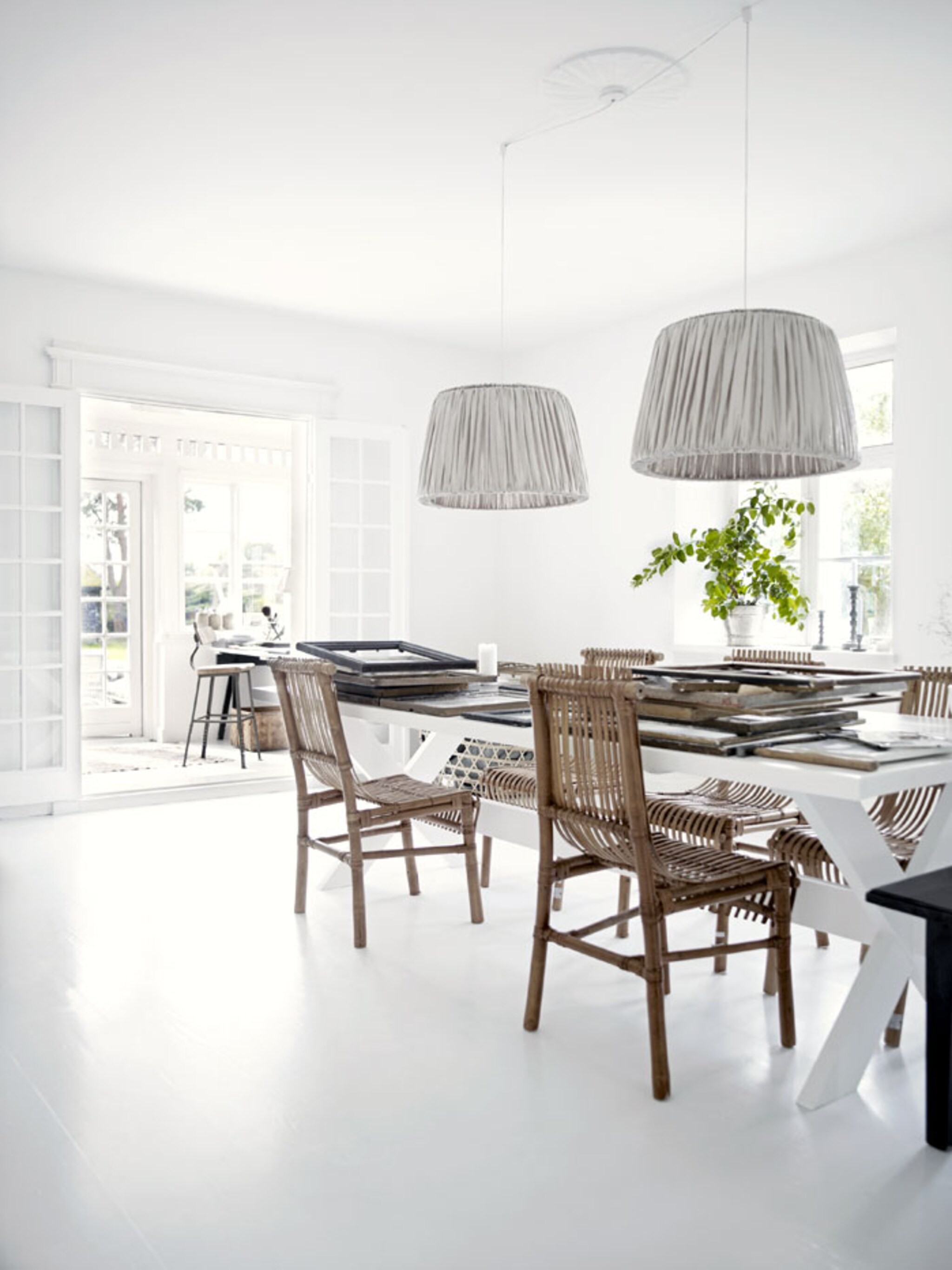 gezellige eetkamer met grote houten eettafel