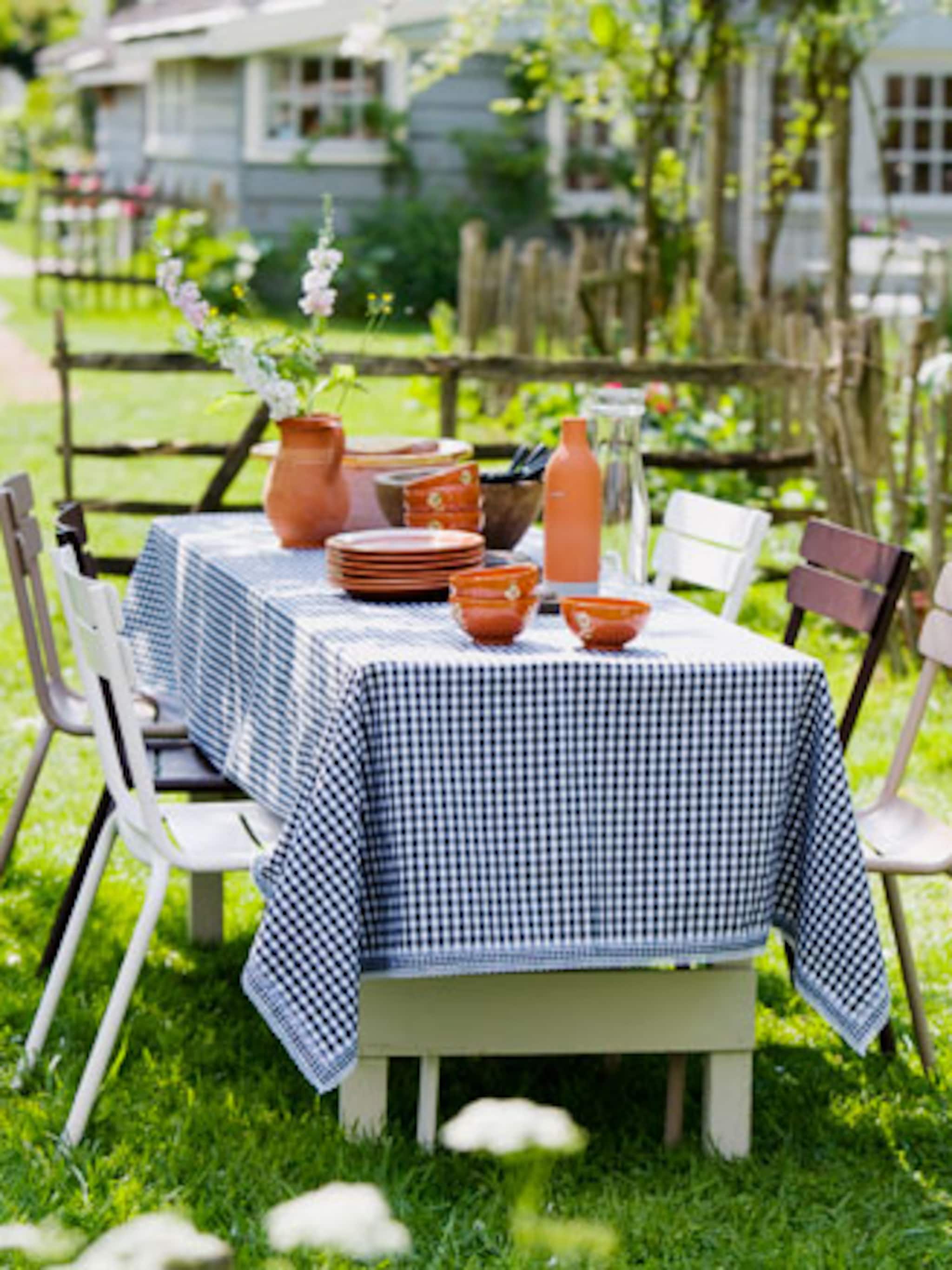 geruit tafelkleed voor een zomerse lunch