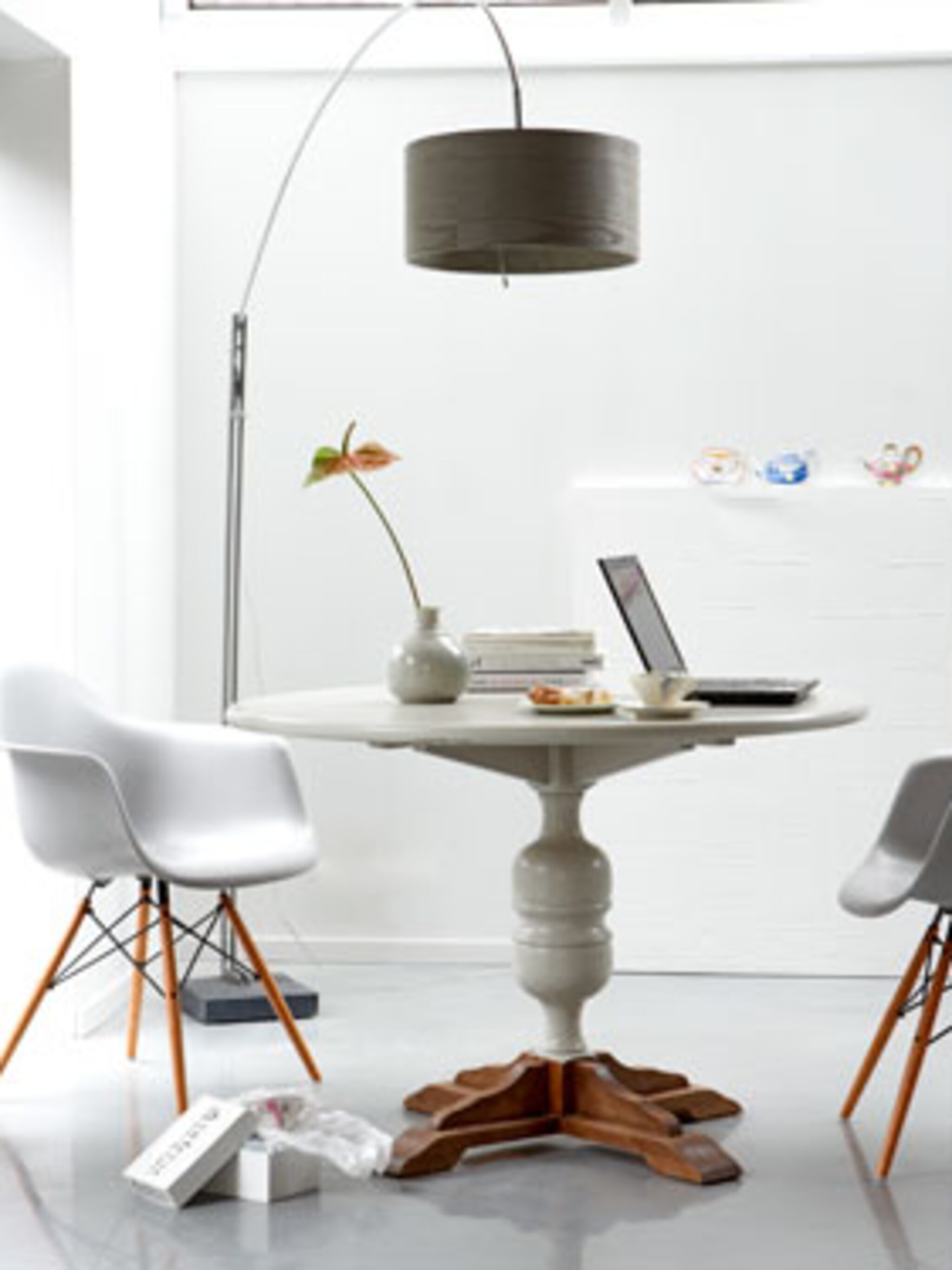 ronde tafel in een strak interieur