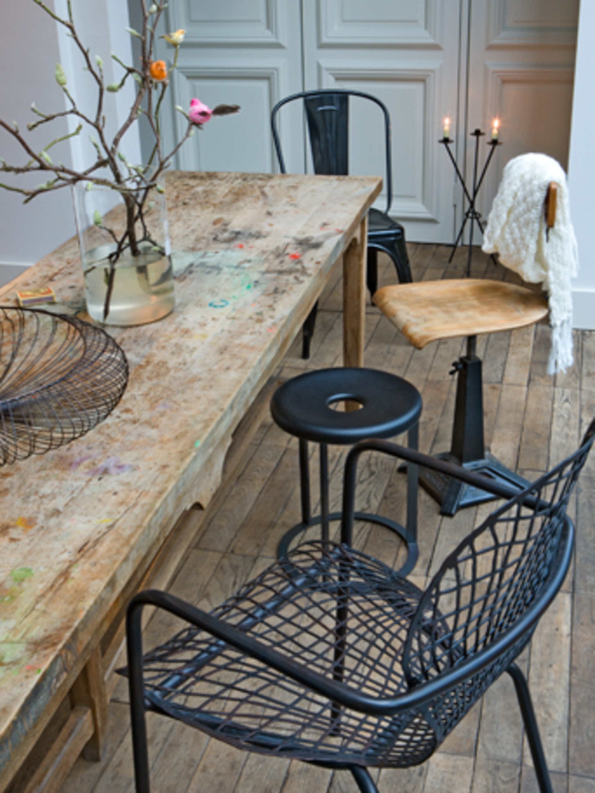 ijzersterk interieur met houten werktafel