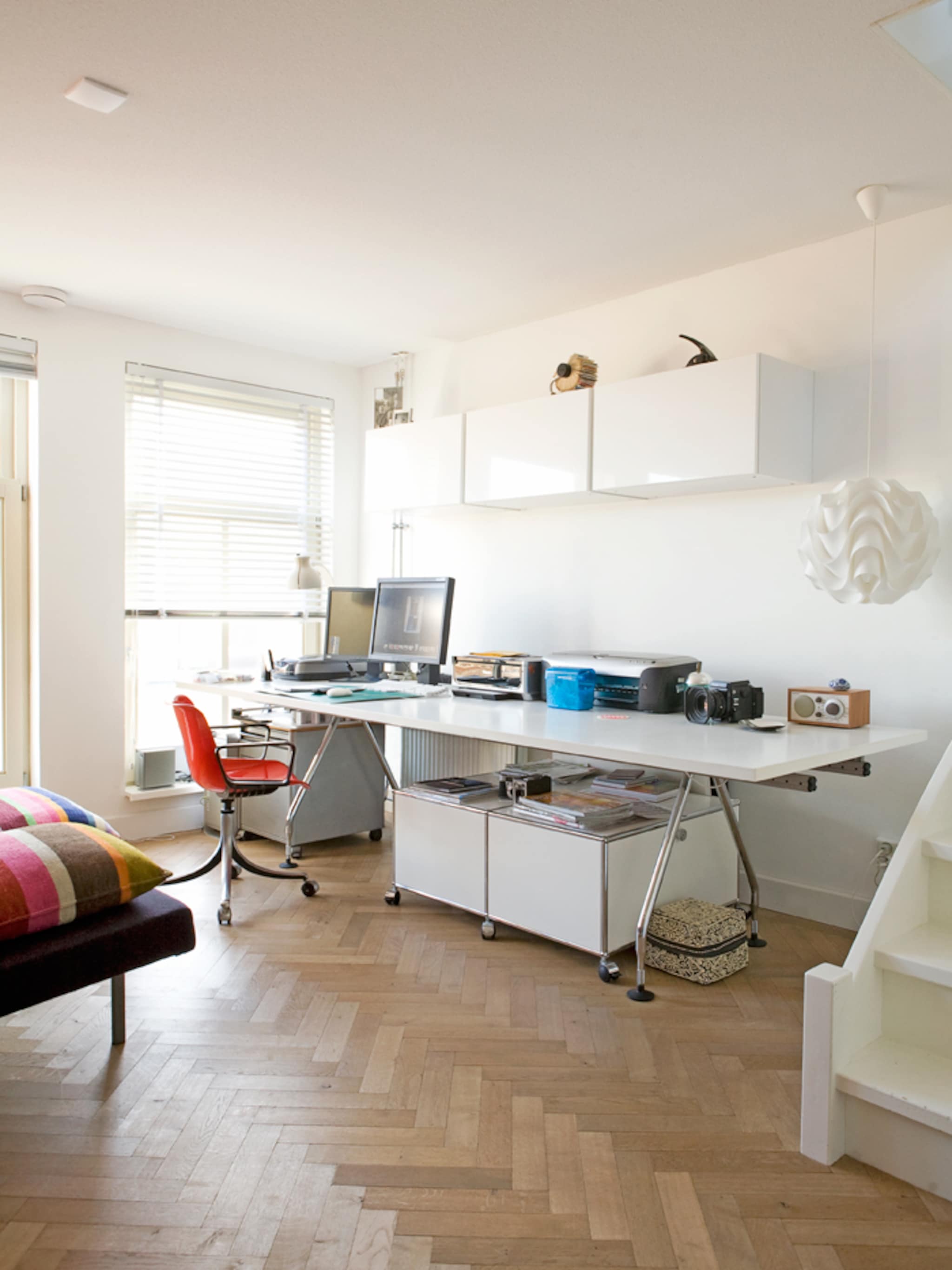 werkkamer met grote meubels